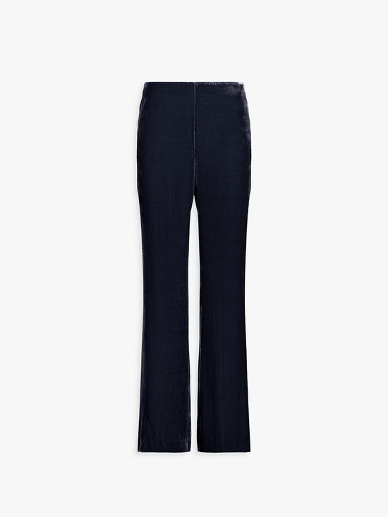 Pantalon évasé en velours marine, plis marqués et ligne fluide.