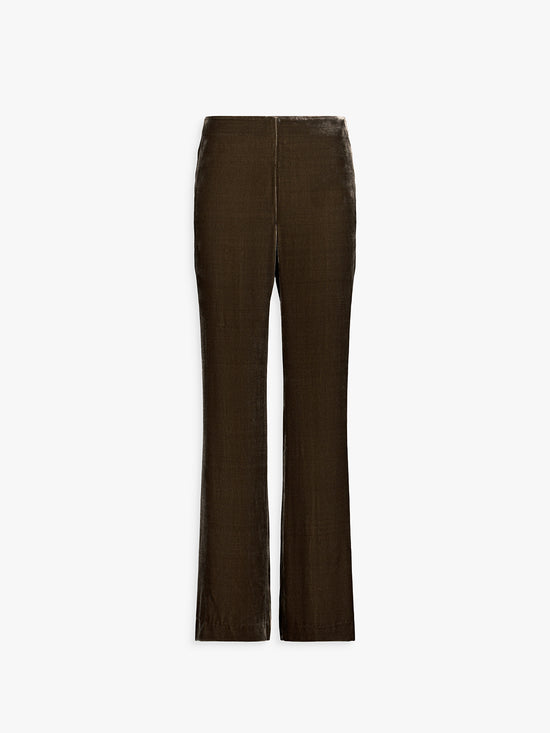 Pantalon évasé en velours taupe moyen, plis marqués et ligne fluide.