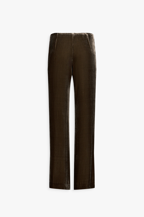 Pantalon évasé en velours taupe moyen, plis marqués et ligne fluide.
