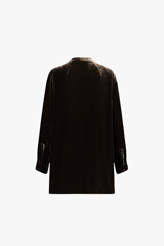 Dos de la tunique taupe, coupe fluide et tombé naturel.