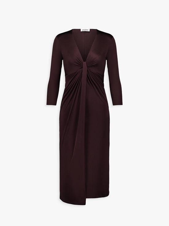 Robe longue grenat en soie à décolleté plongeant et plissés su r le devant.
