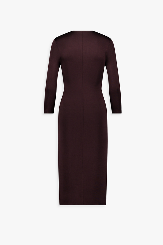 Robe longue grenat en soie à décolleté plongeant et plissés su r le devant.