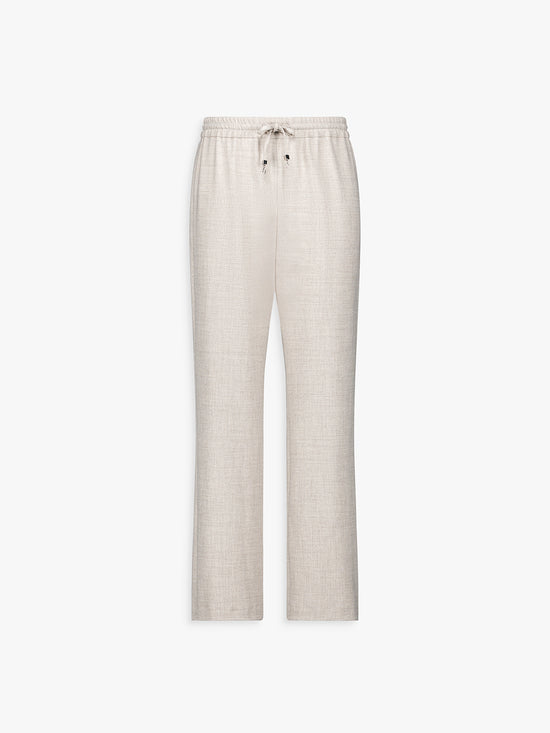 Profil du pantalon droit béton, ligne droite et silhouette moderne.