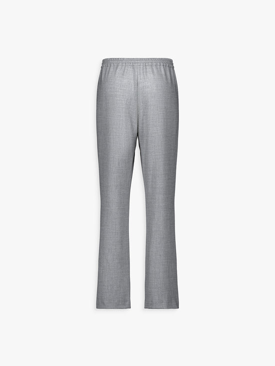 Pantalon droit gris moyen, coupe fluide avec finitions métalliques discrètes.