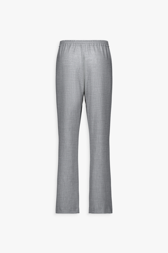 Pantalon droit gris moyen, coupe fluide avec finitions métalliques discrètes.