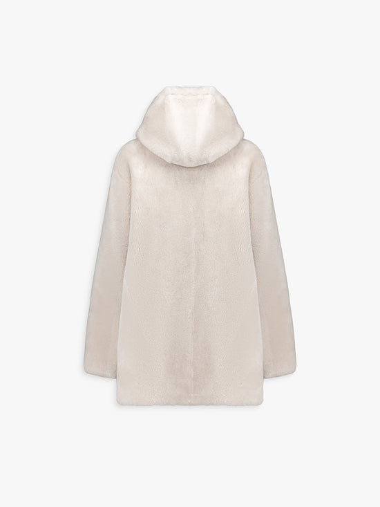 Manteau court en court avec une coupe droite classique.