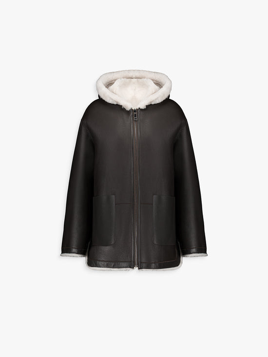 Manteau court en cuir, coupe droite classique avec fermeture éclair et cordons de serrage discrets.