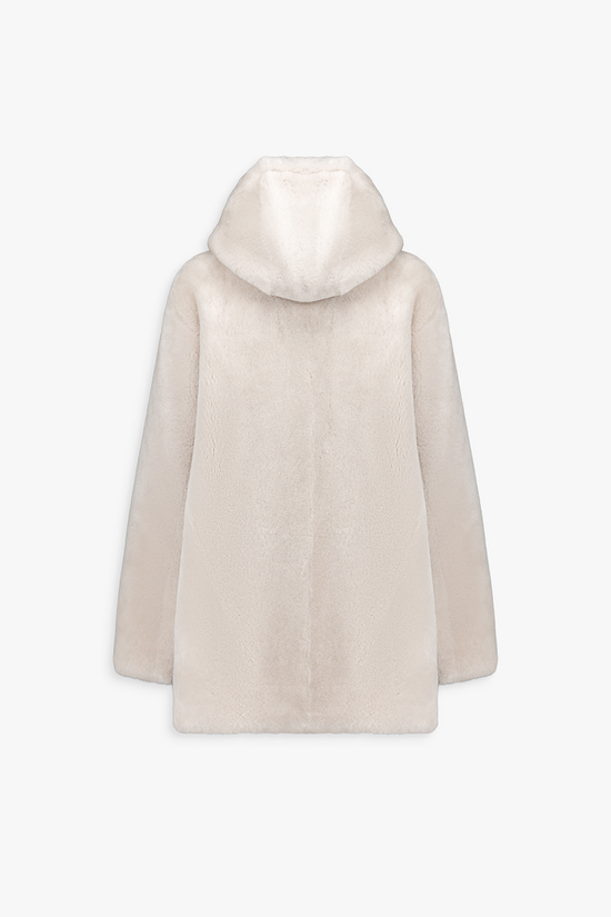 Manteau court en court avec une coupe droite classique.