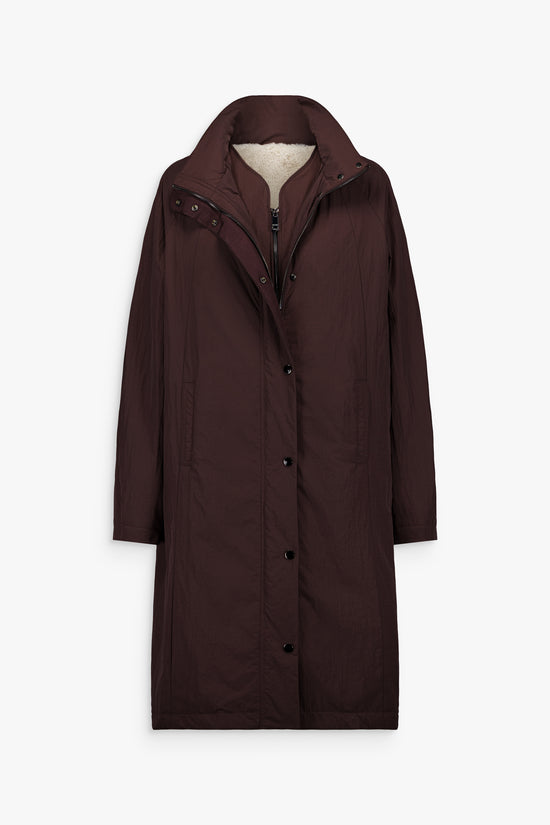Manteau en fourrure marron mi-long avec gilet amovible, manches raglan et zip réversible dissimulé.