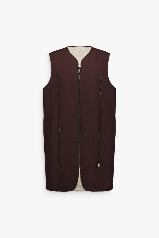 Fourrure marron réversible avec gilet intérieur amovible, col raglan et zip caché.