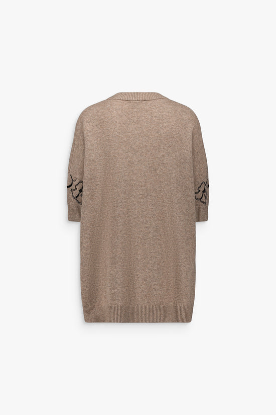 Pull femme en cachemire, taupe moyen, coupe fluide et détail floral subtil.