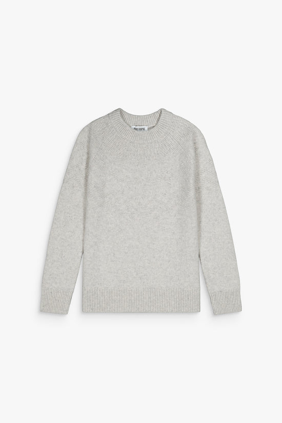 Pull gris pâle en cachemire, coupe ajustée, douceur et raffinement.