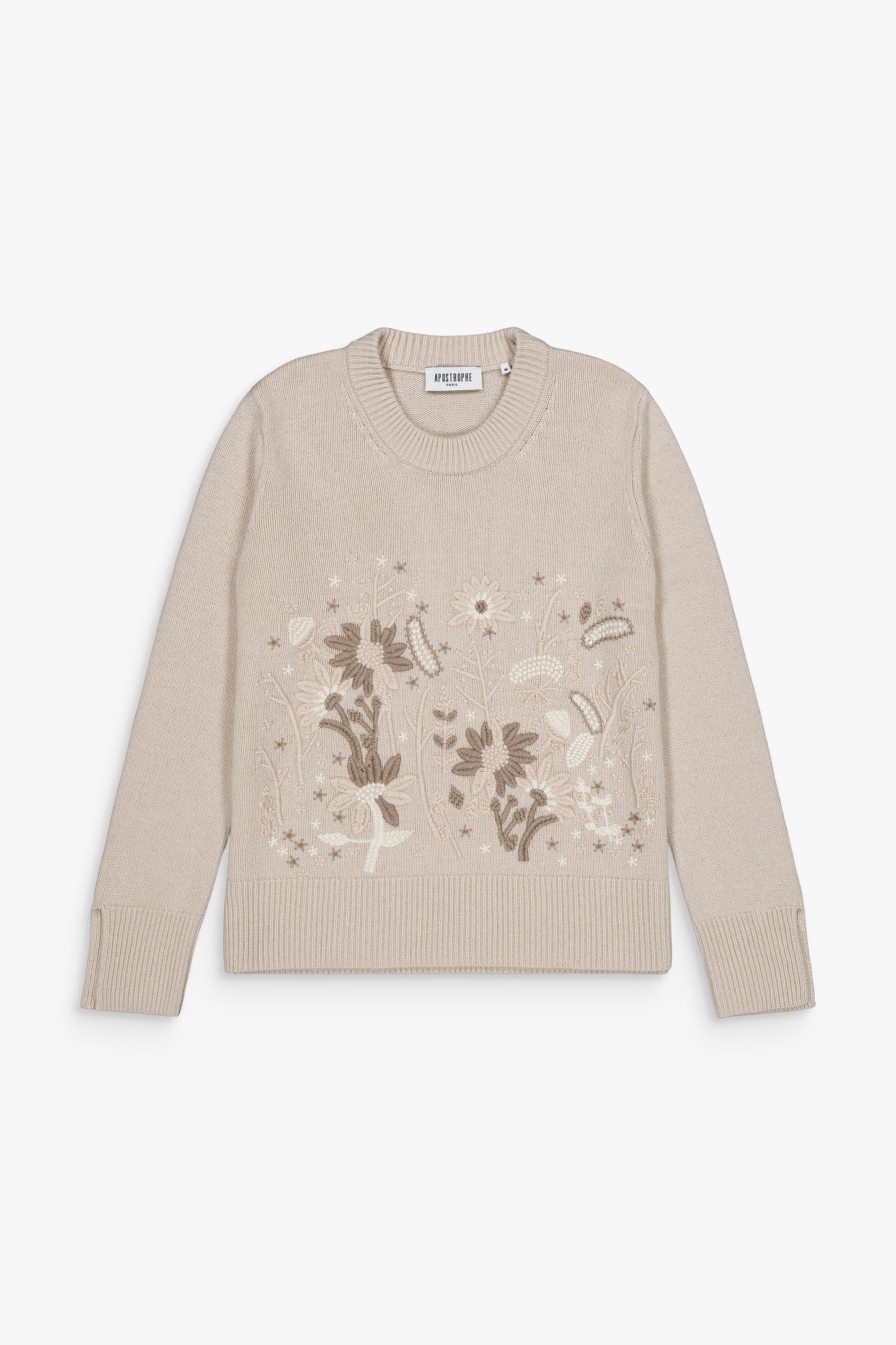 Pull en maille beton, coupe droite, broderies fines et raffinement discret.