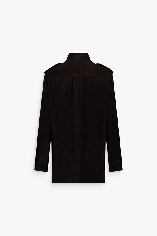Blouson en daim ébène, pattes d’épaule et style chic et affirmé.