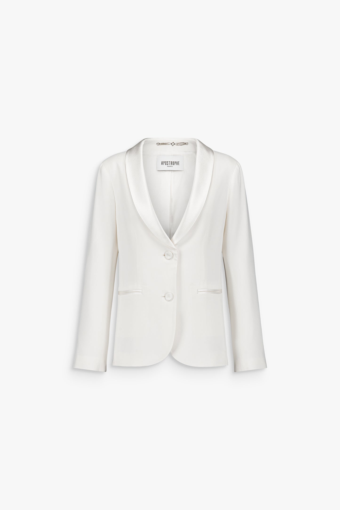 Blazer blanc cassé en crêpe envers satin avec revers châle et fermeture à un bouton.