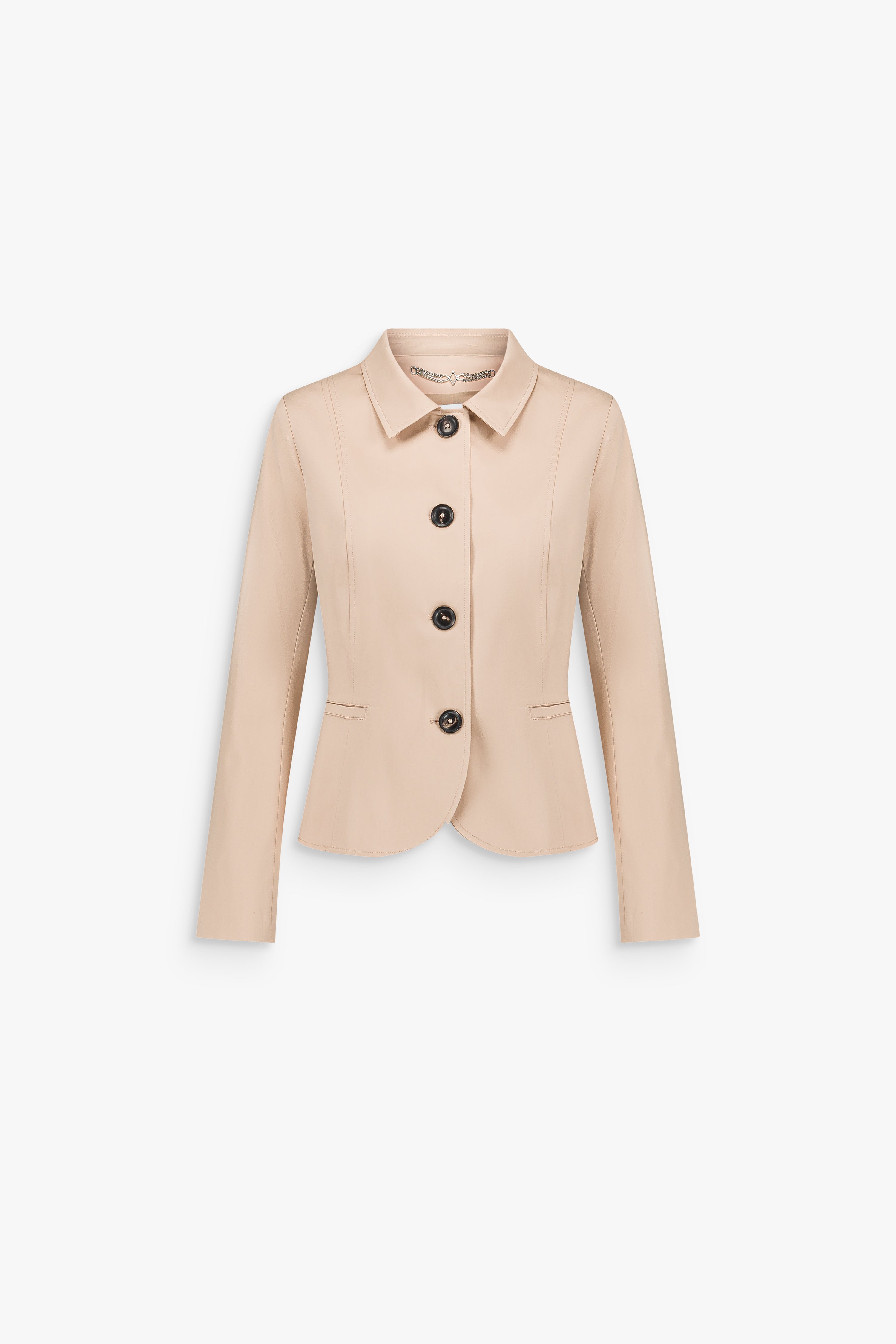 Veste beige moyen en satin de coton, à simple boutonnage et col classique, inspirée du vestiaire tailleur.