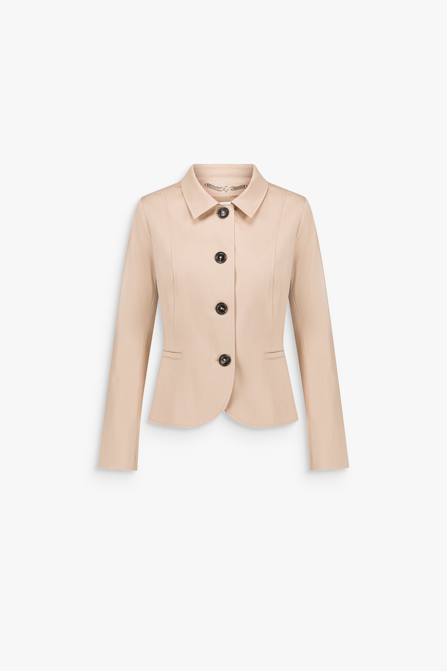 Veste beige moyen en satin de coton, à simple boutonnage et col classique, inspirée du vestiaire tailleur.