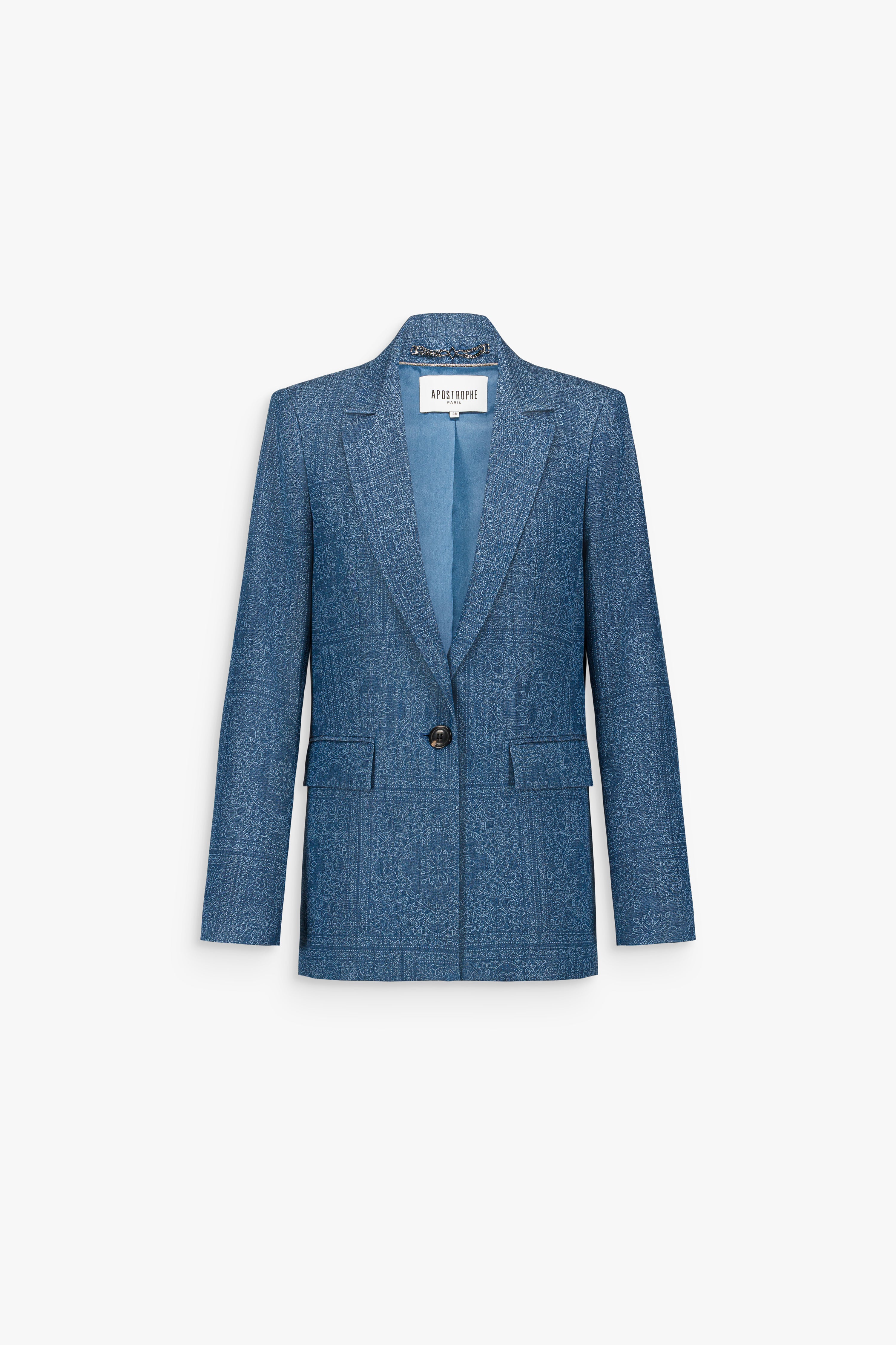 Veste bleu denim à motif ton sur ton avec col tailleur, fermeture à un bouton et poches à rabat sur le devant.