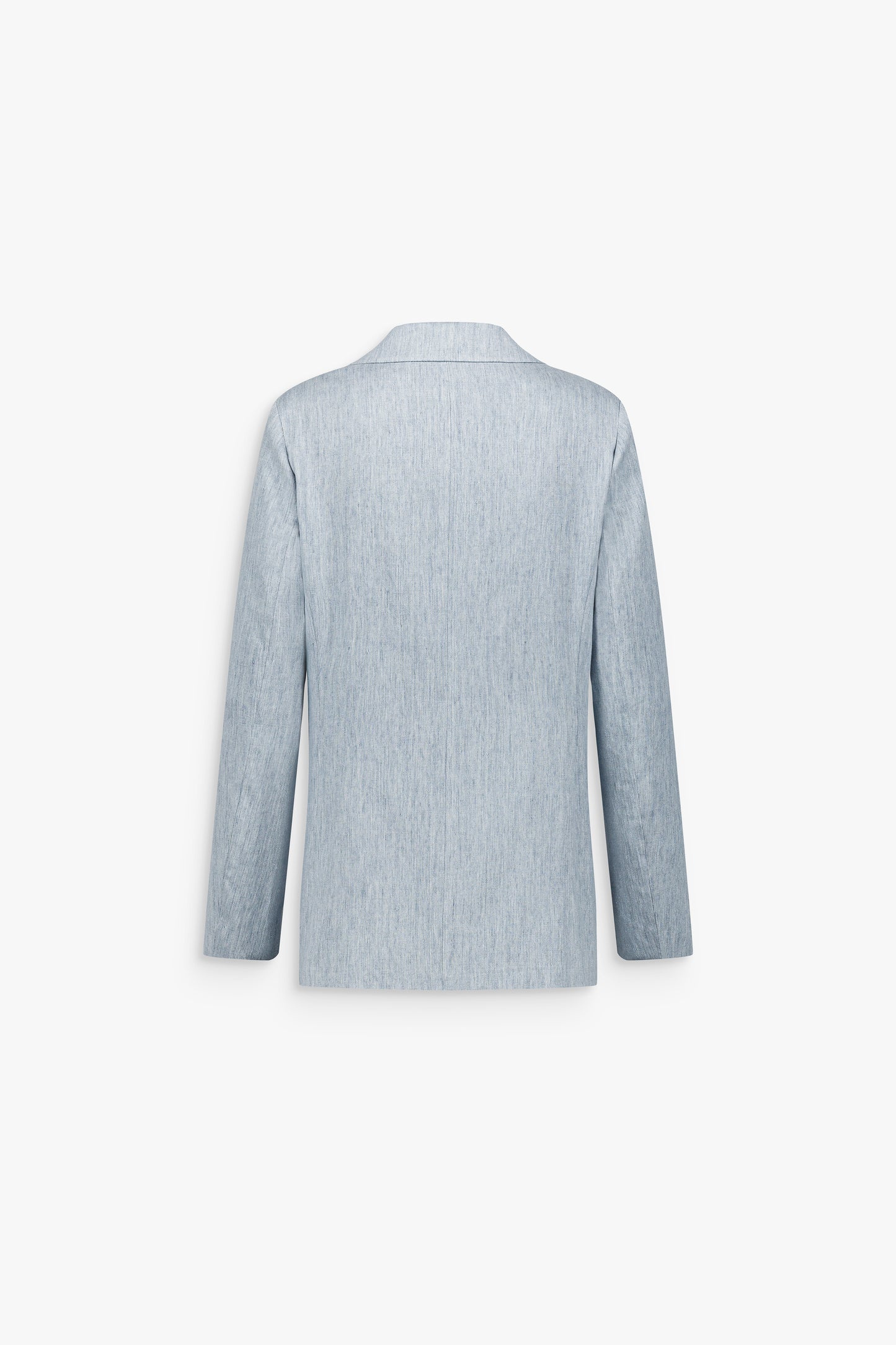 Détail d’une veste bleu denim à la coupe ajustée, révélant le grain naturel d’une matière en lin mélangé.