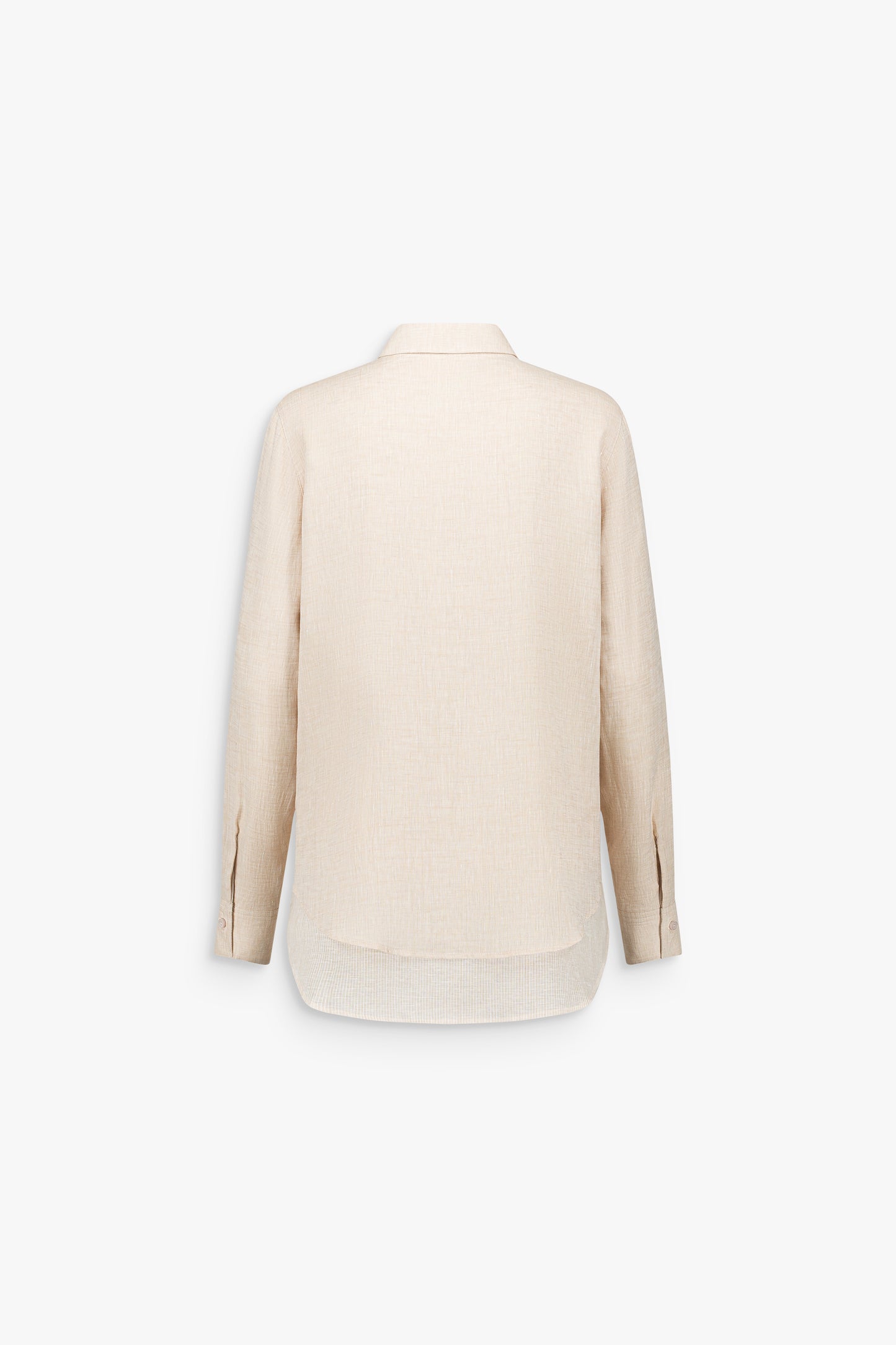 Détail d’une chemise en lin légèrement flammé, révélant un tissage apparent et une construction réversible.