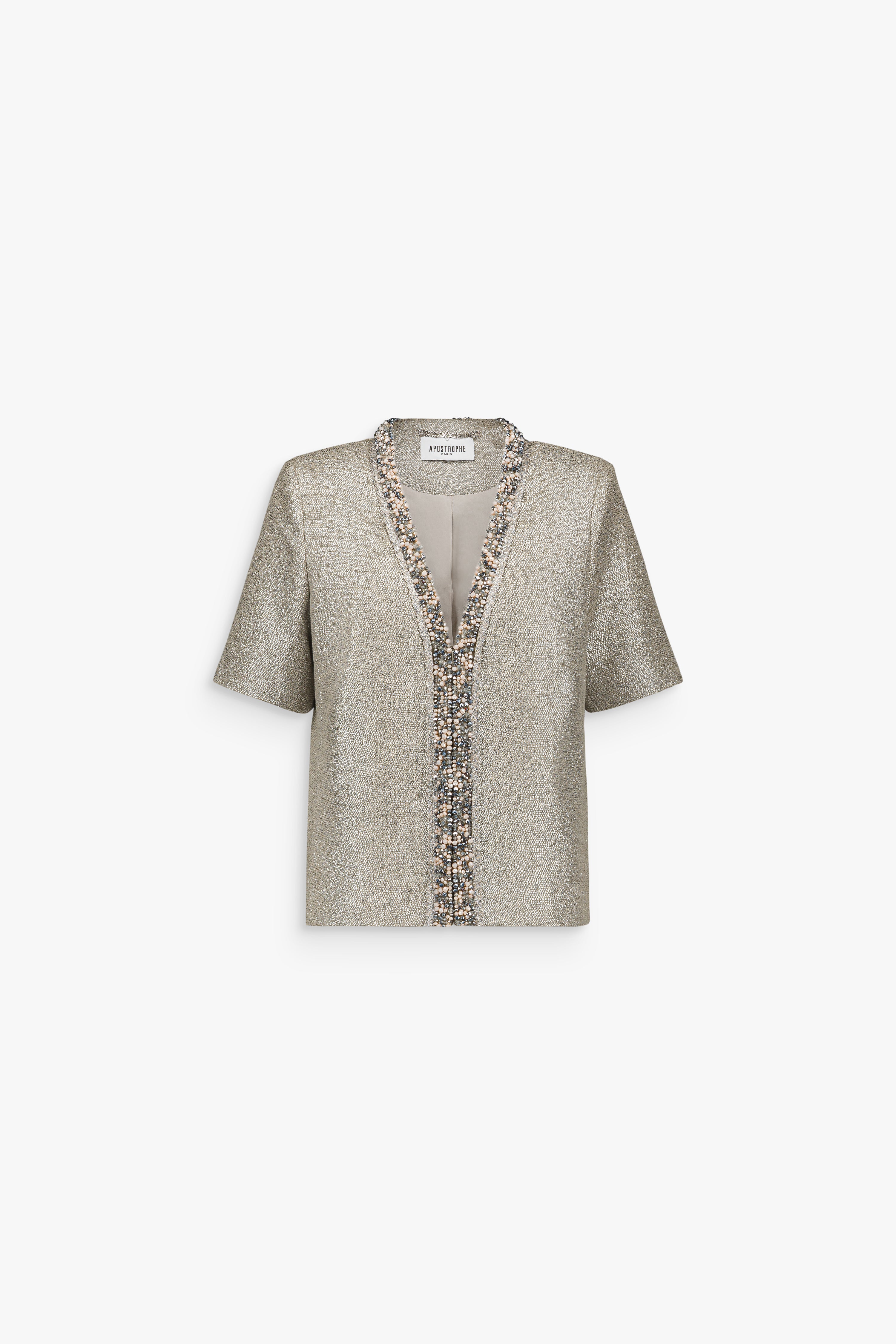 Veste droite argent en jersey lamé à manches courtes avec bord brodé le long de l’ouverture.
