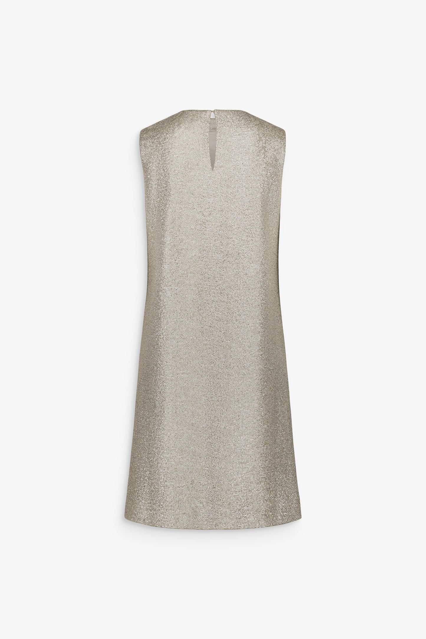Robe droite en jersey lamé argent, coupe sans manches et tombé fluide, encolure ronde délicatement brodée apportant relief et lumière.
