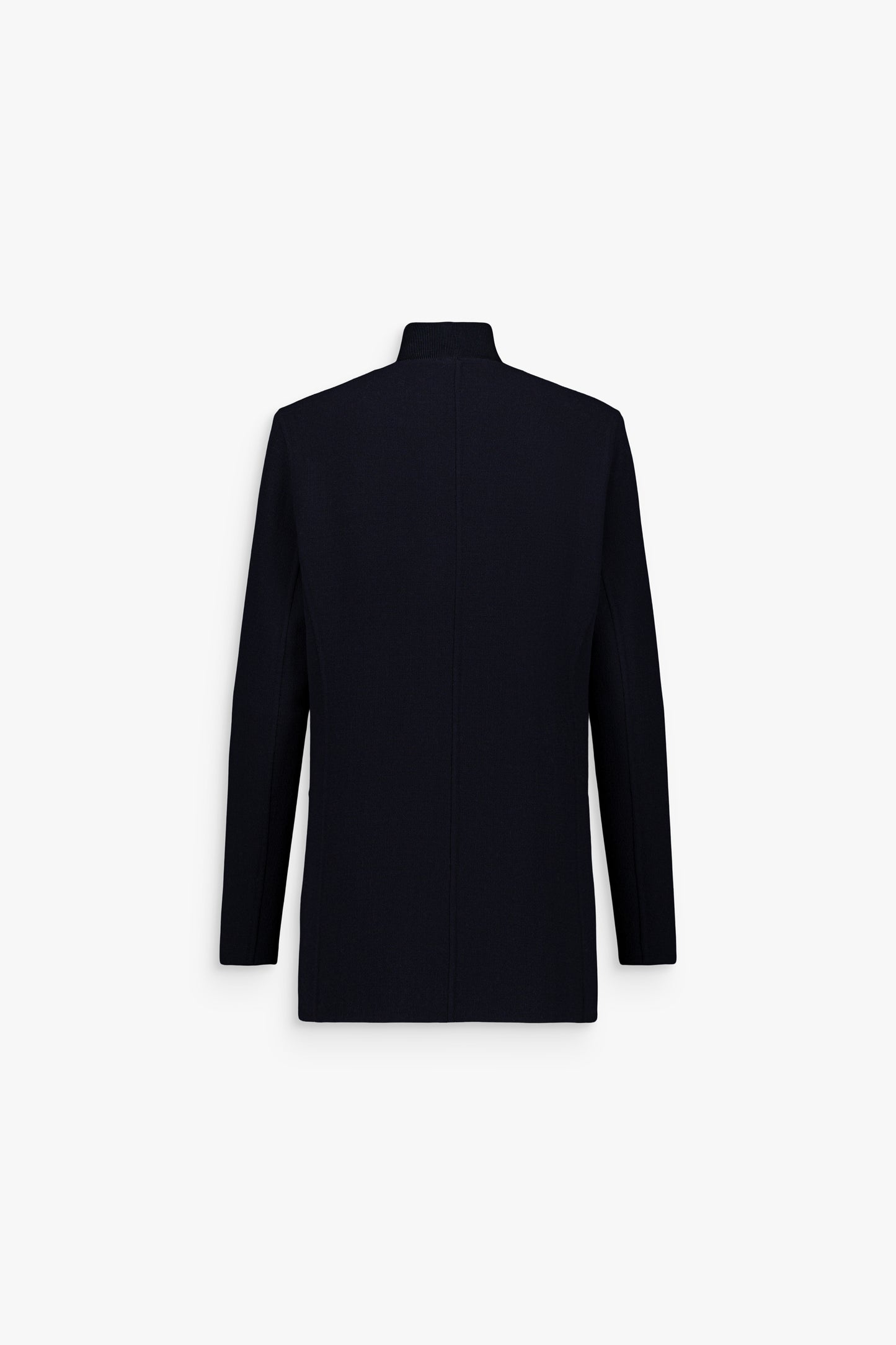 Détail panneau avant en maille et poche plaquée sur cardigan droit en laine marine 100%.