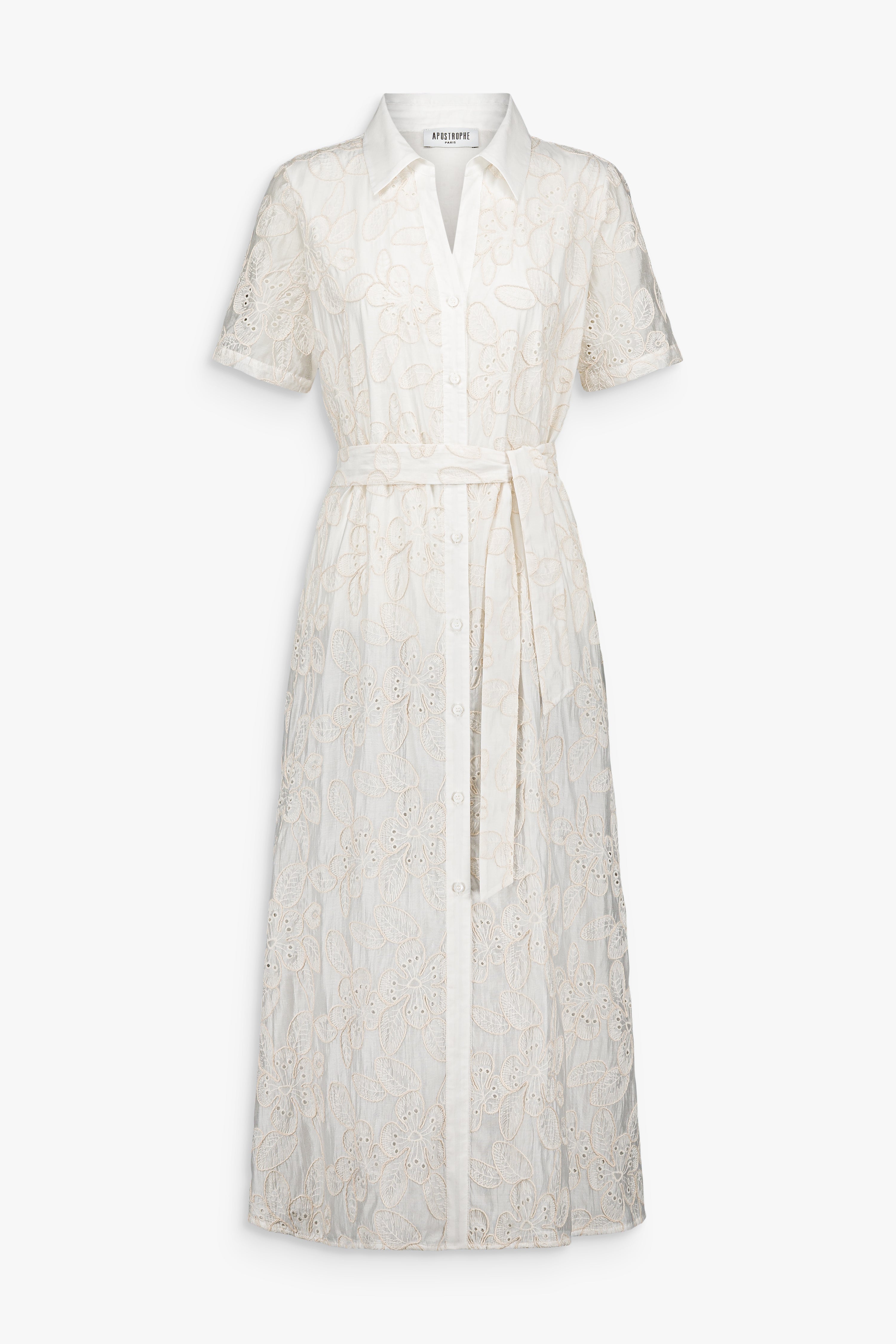 Robe chemise blanc cassé en dentelle de coton à motif floral ton sur ton, manches courtes et ceinture à la taille.