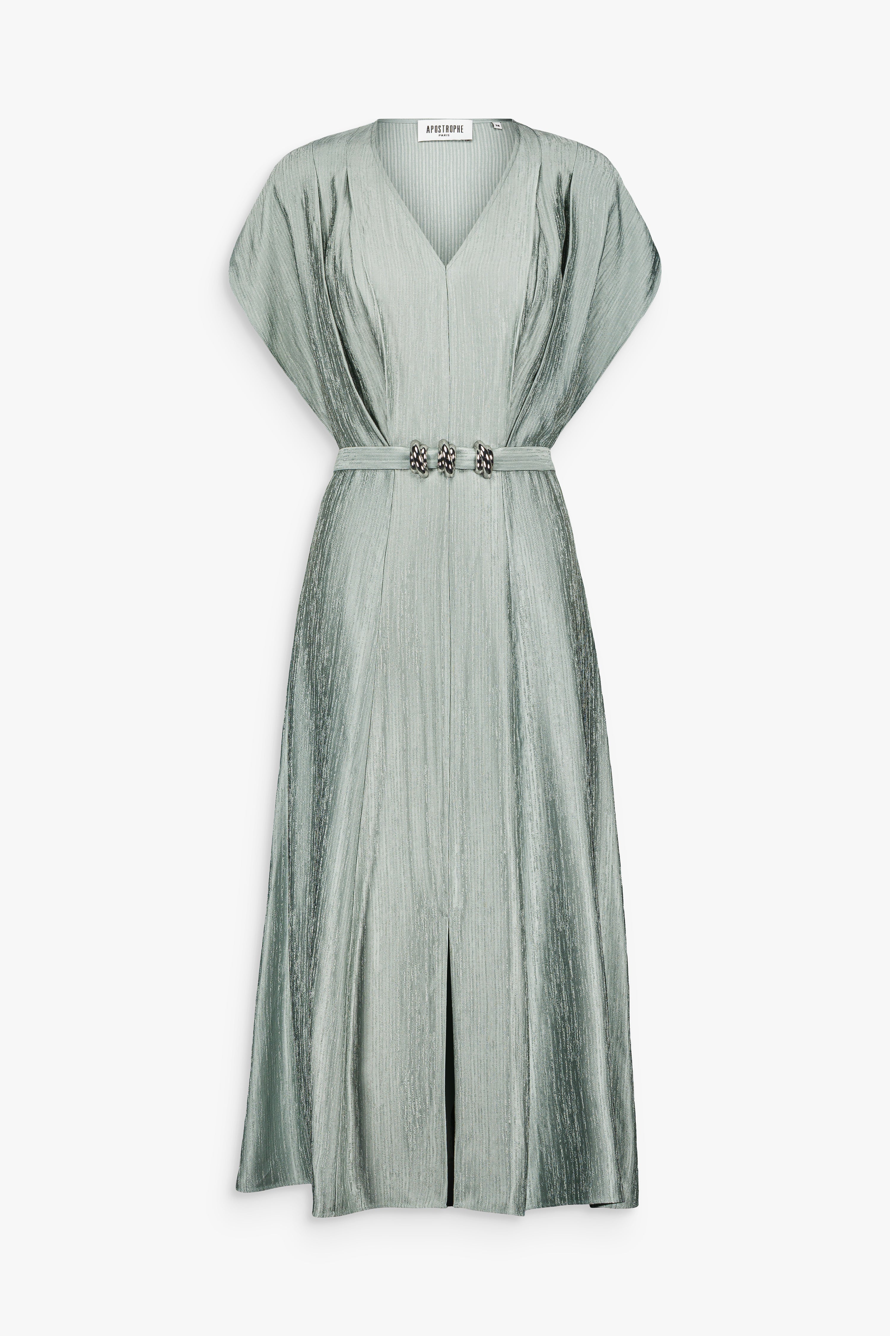 Robe longue sauge texturée avec encolure en V, manches courtes et ceinture à la taille.