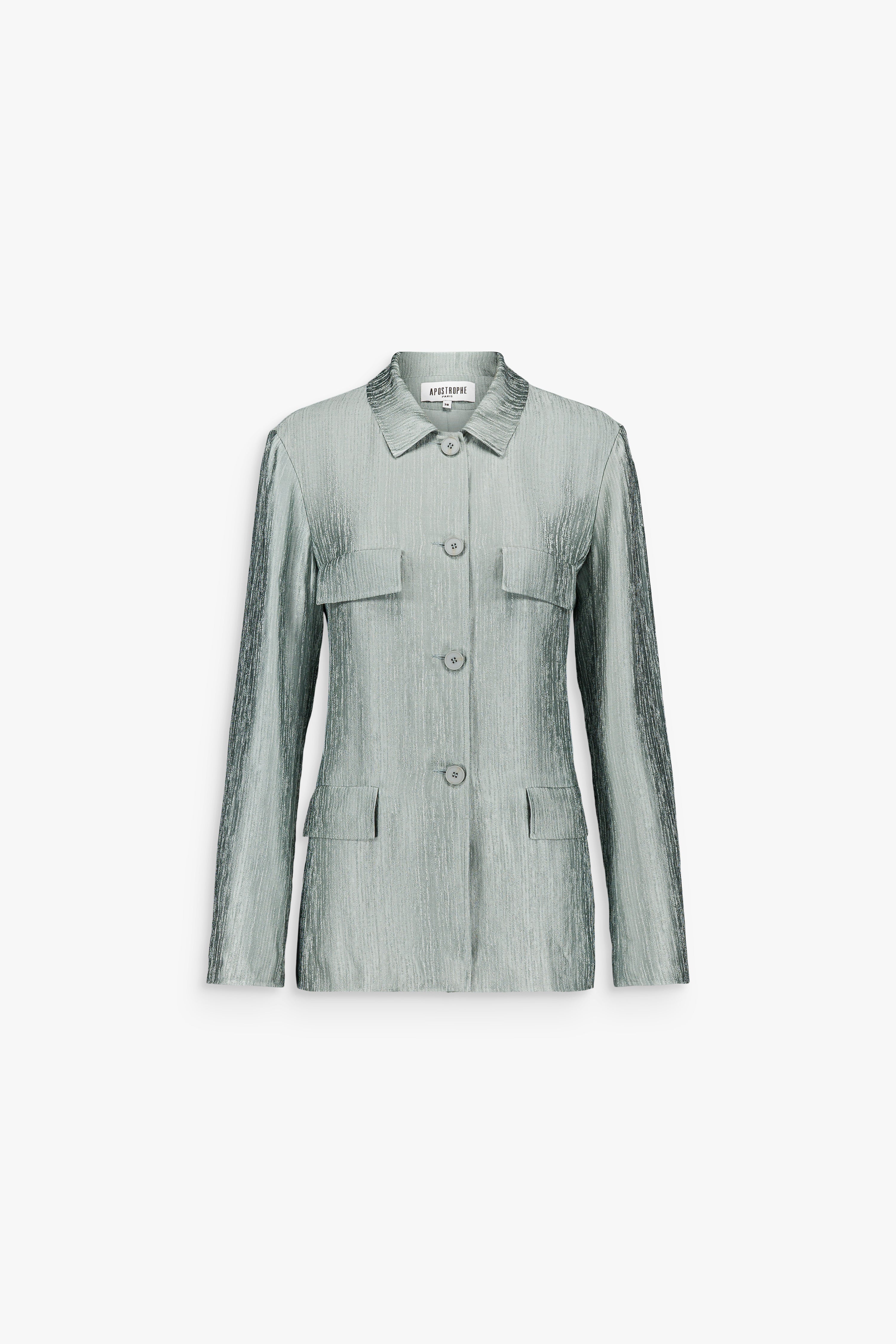 Veste-chemise texturée vert sauge avec coupe droite, poches à rabat et ceinture à nouer.
