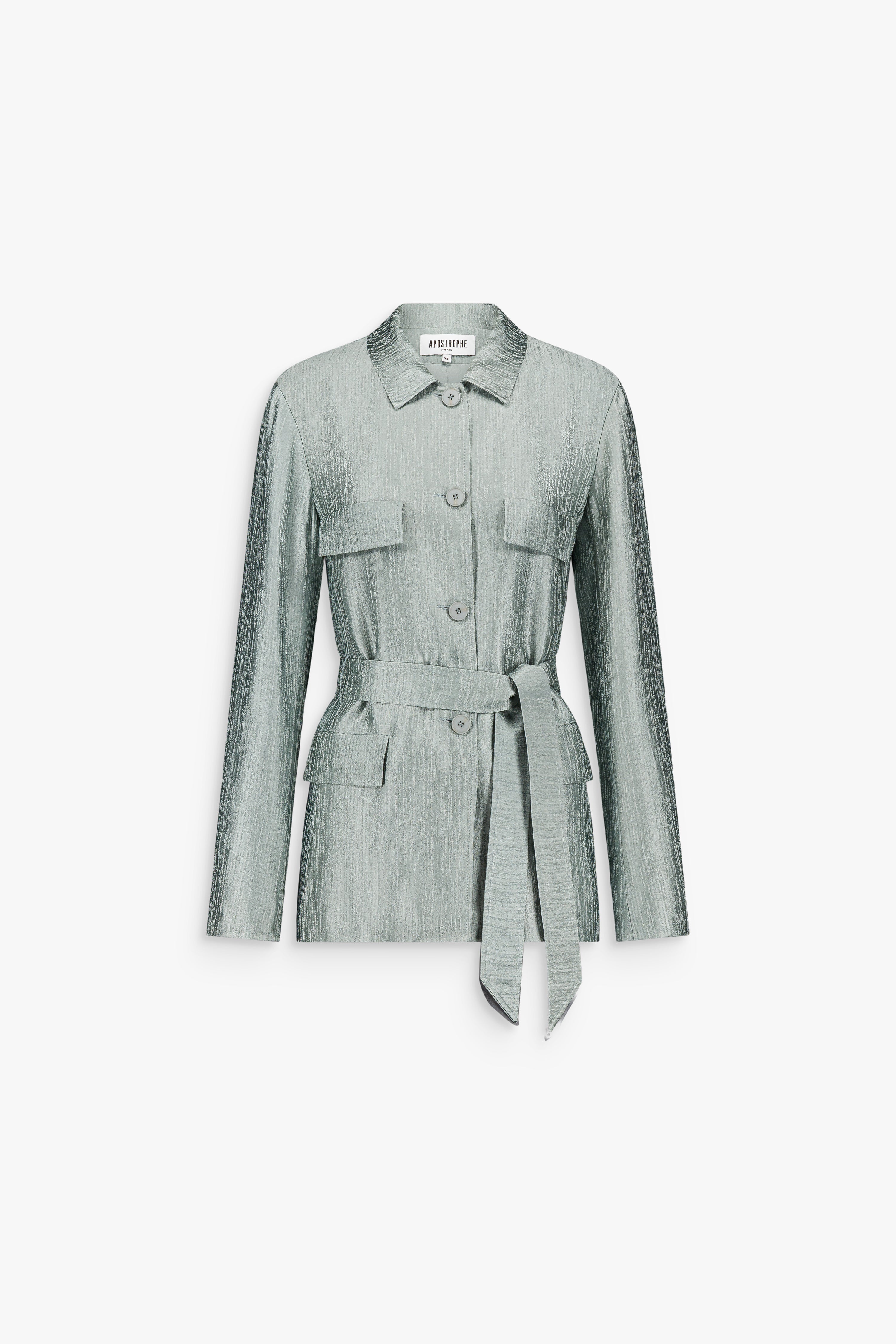 Veste-chemise sauge texturée avec ceinture à nouer, col classique et poches poitrine à rabat.