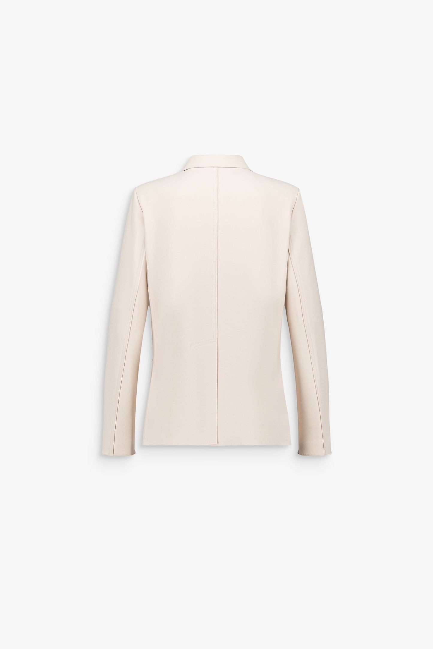 Détail d’une veste-chemise épurée, soulignée par des poches plaquées et une ligne nette.