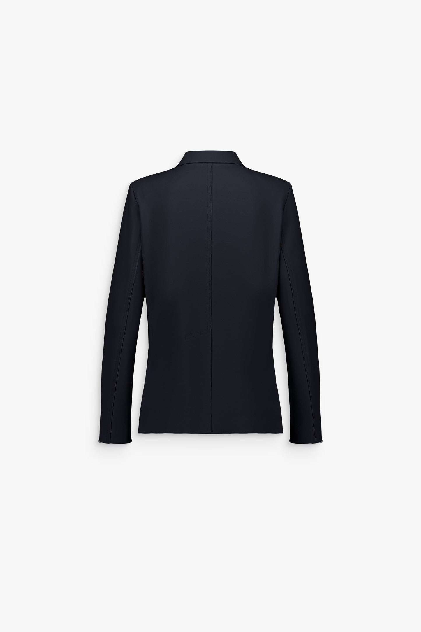 Détail d’une veste marine à la ligne structurée, soulignée par des finitions utilitaires sobres.