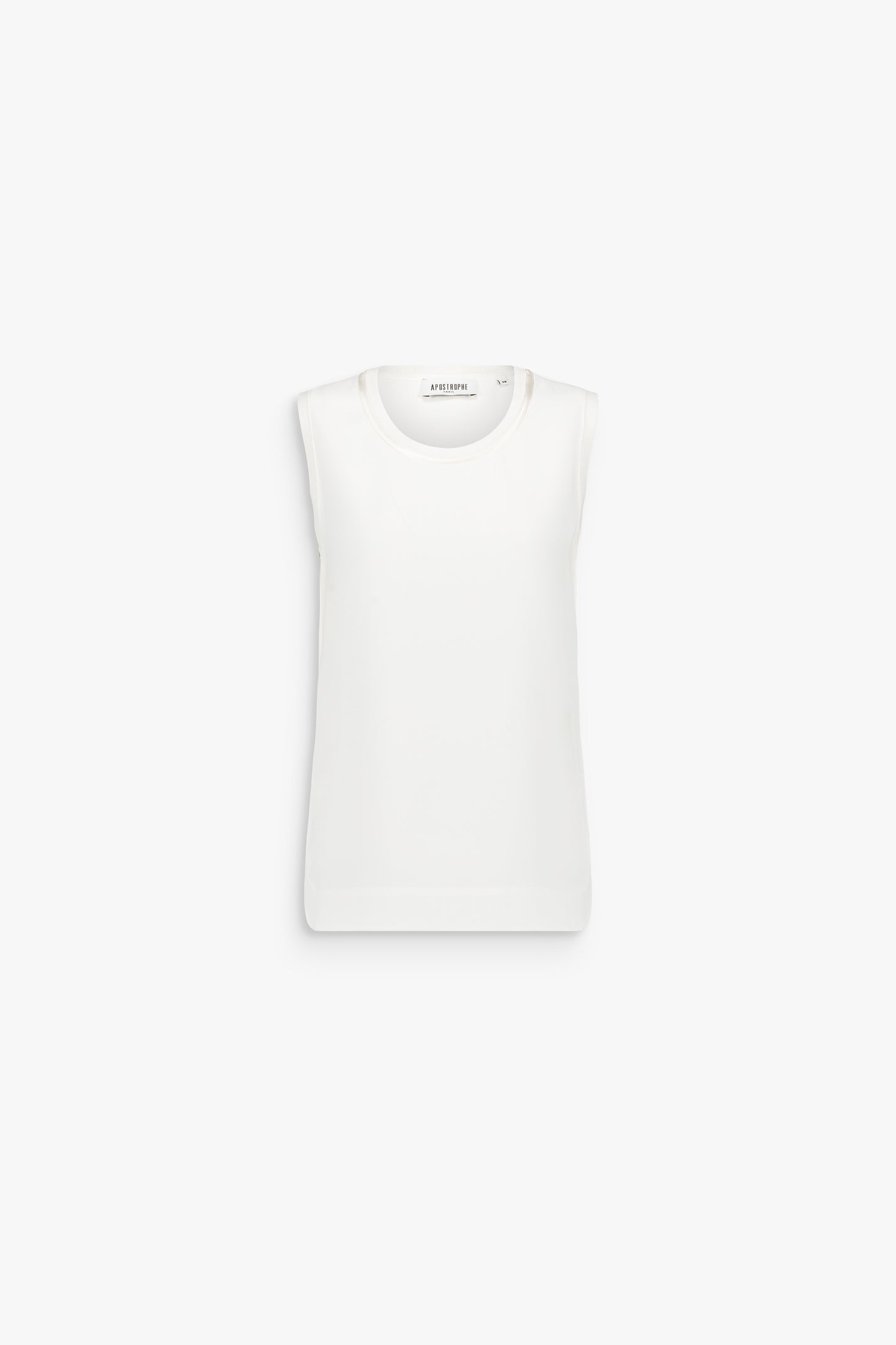 Top ample blanc cassé aux finitions satinées, à la silhouette fluide et épurée.