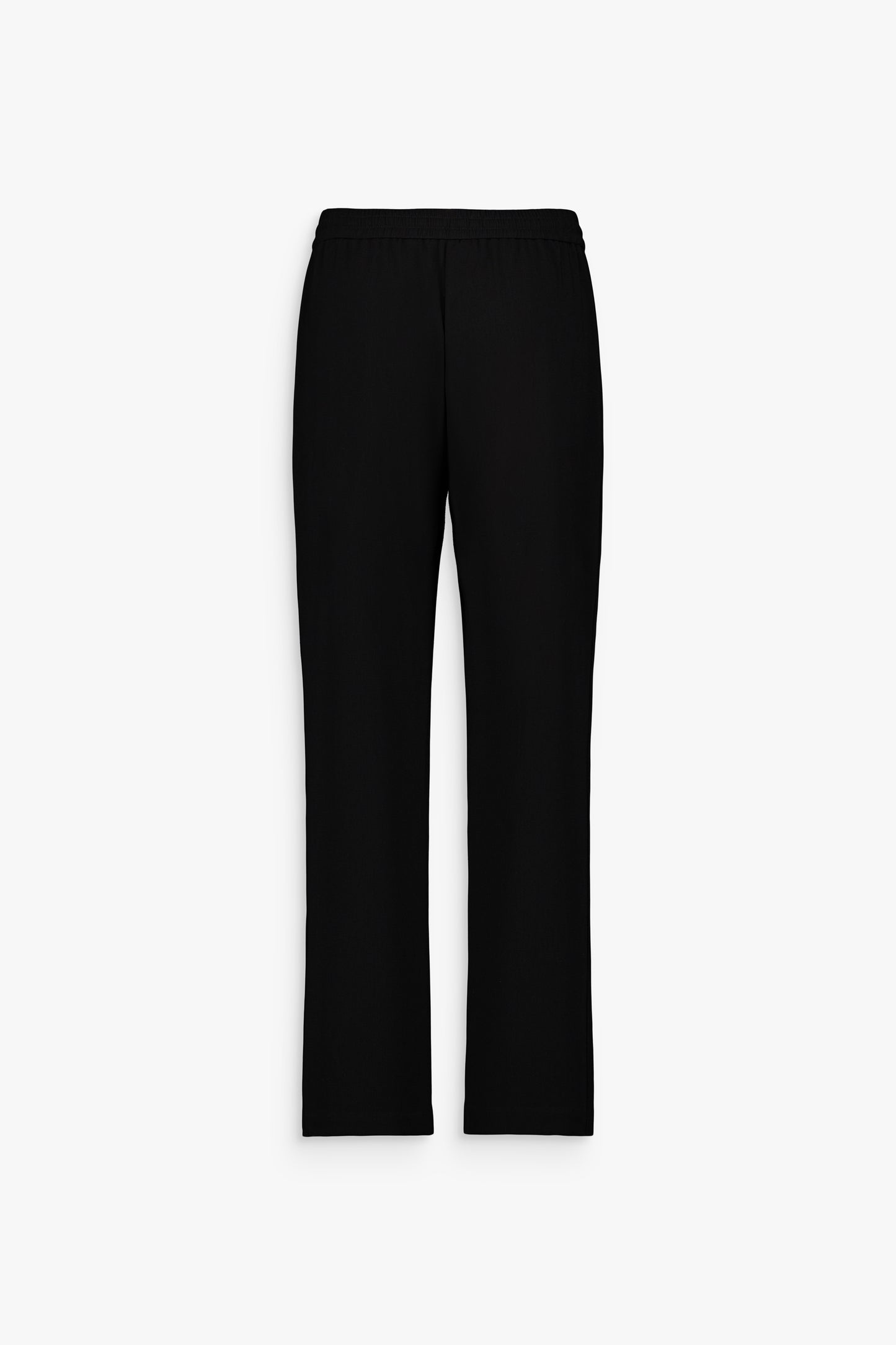 Détail gusset structurant sur pantalon noir à la construction minimaliste.