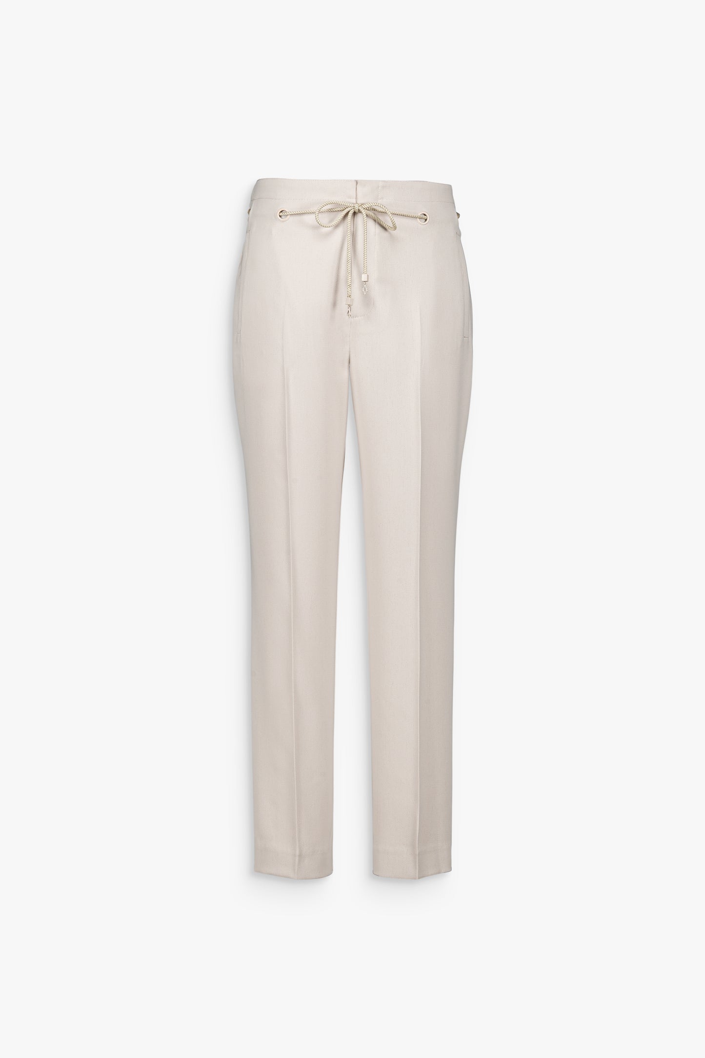 Pantalon droit fuselé beige avec plis marqués sur le devant et lien de serrage à la taille.
