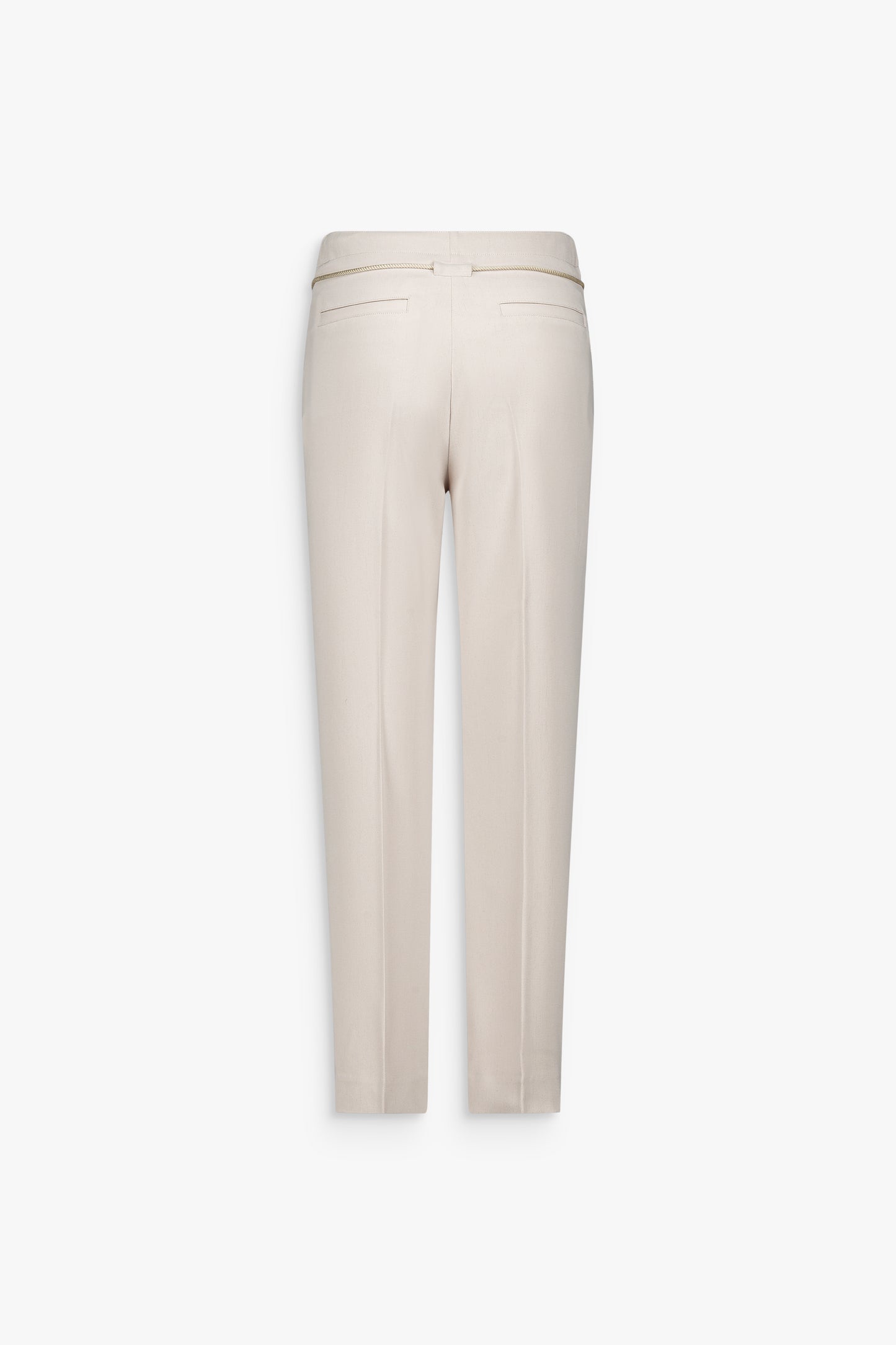 Finition bas de jambe sur pantalon droit fuselé beige à la ligne épurée.