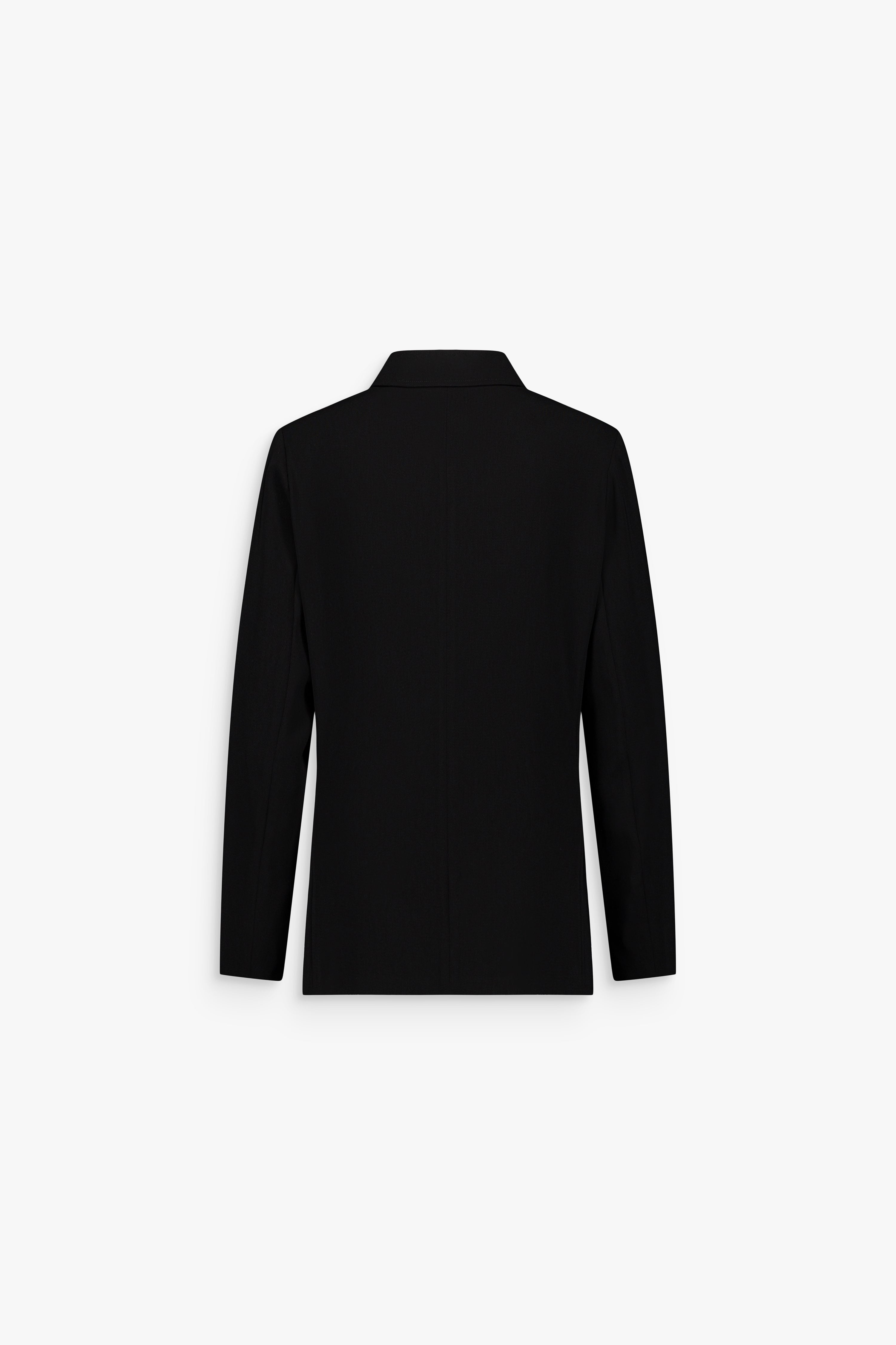 Chemise noire à coupe droite avec col chemise et détails sobres.