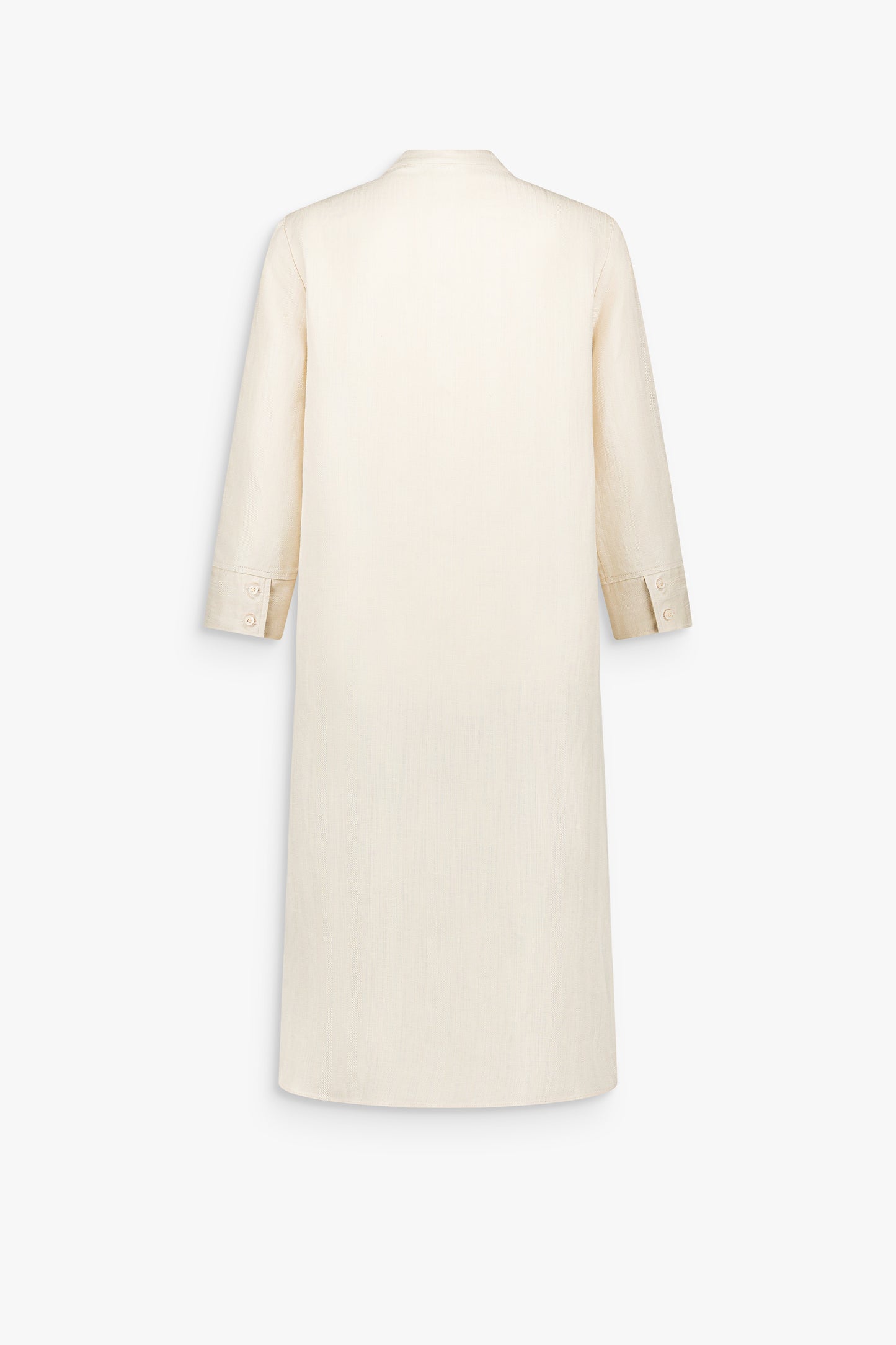 Détail d’une robe jaune clair à ligne verticale nette, révélant une allure sobre et structurée.