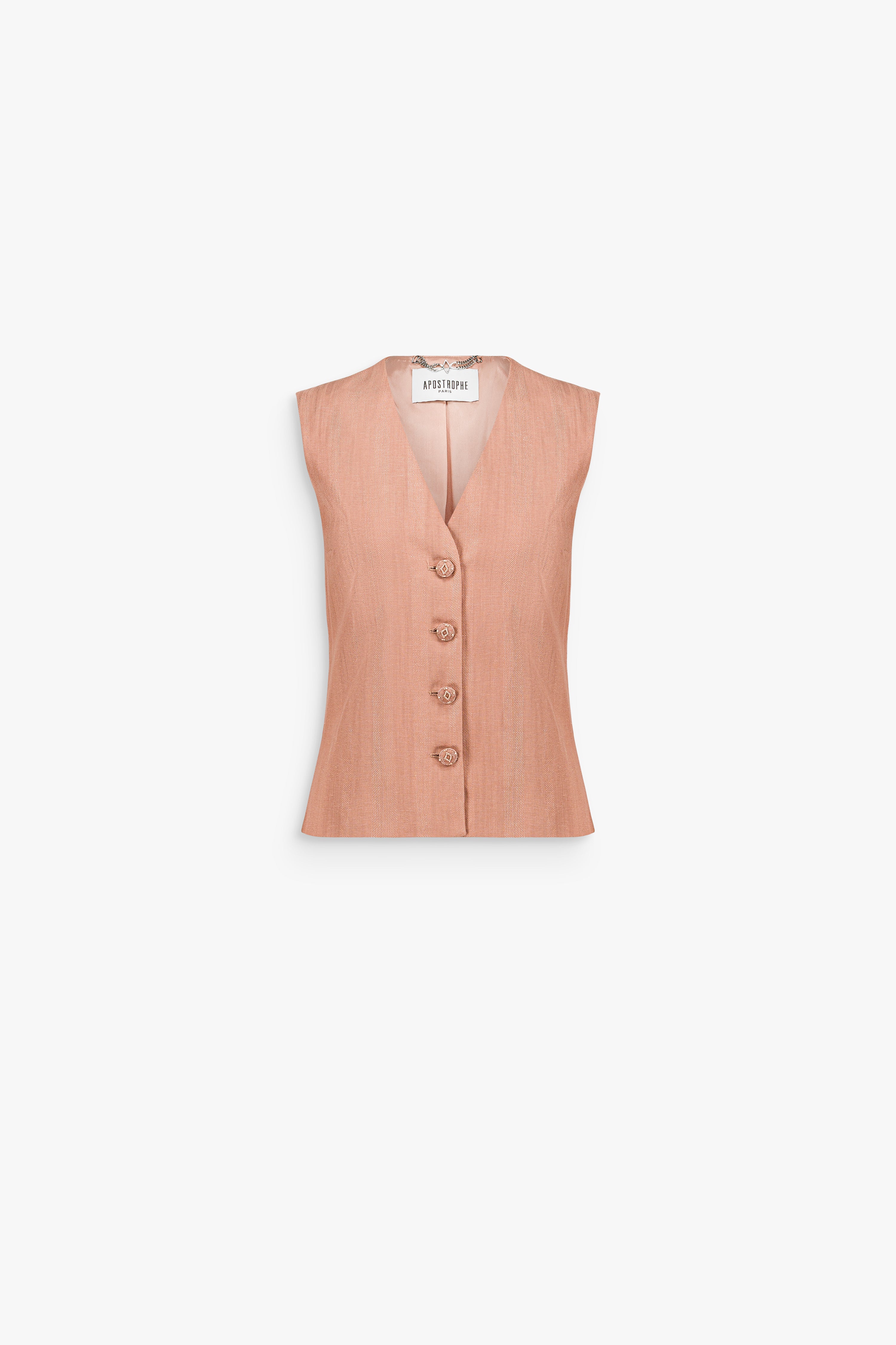 Gilet tailleur rose vieilli à col en V et coupe ajustée, structuré par un boutonnage apparent.