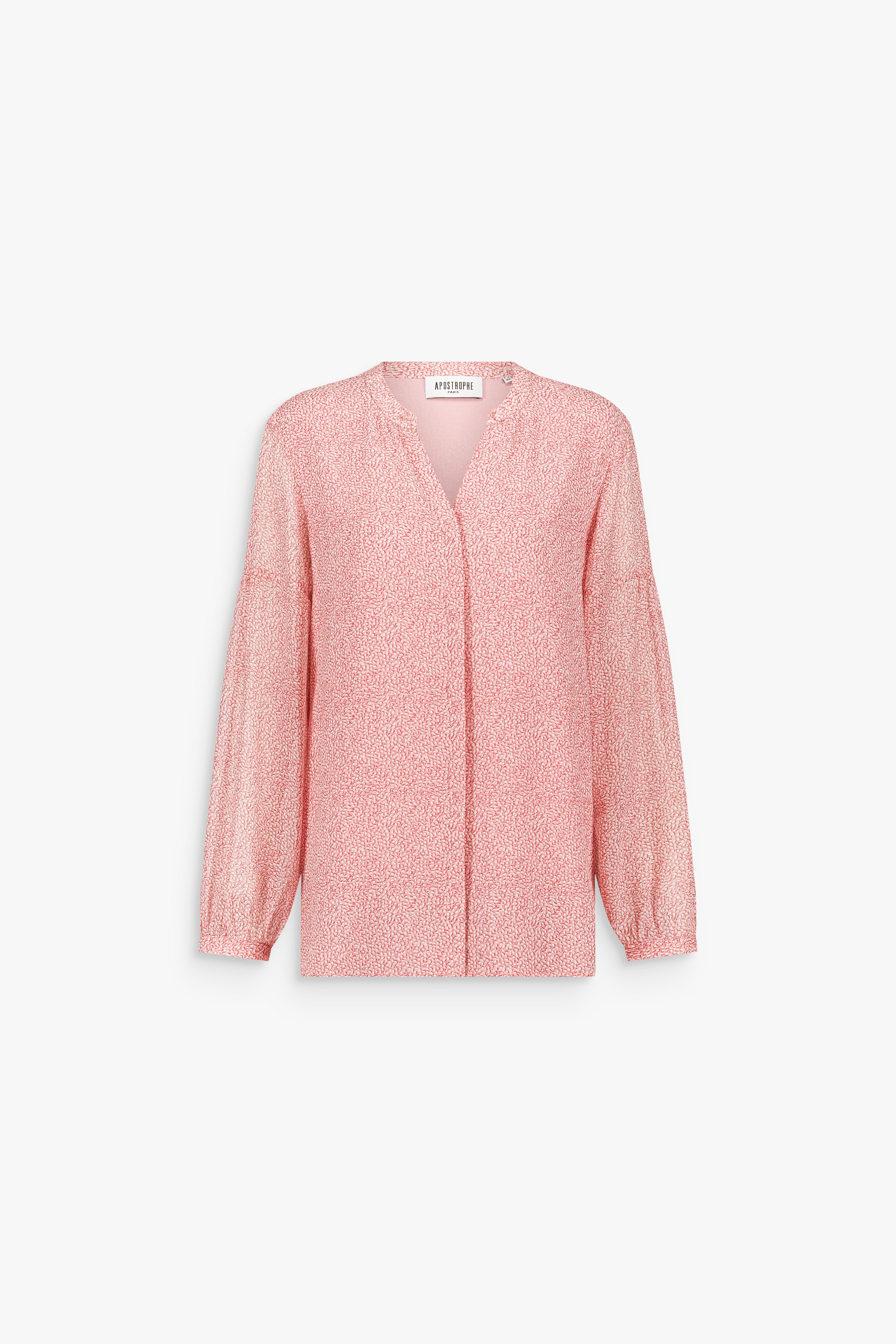 Blouse rose pâle à encolure ronde et manches ballon, à la silhouette douce et équilibrée.