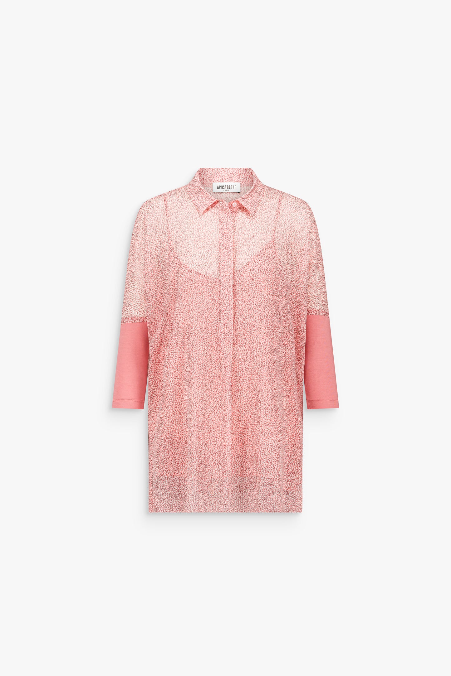 Tunique oversize rose pâle en soie, animée par un imprimé délicat et un détail métallique carré.