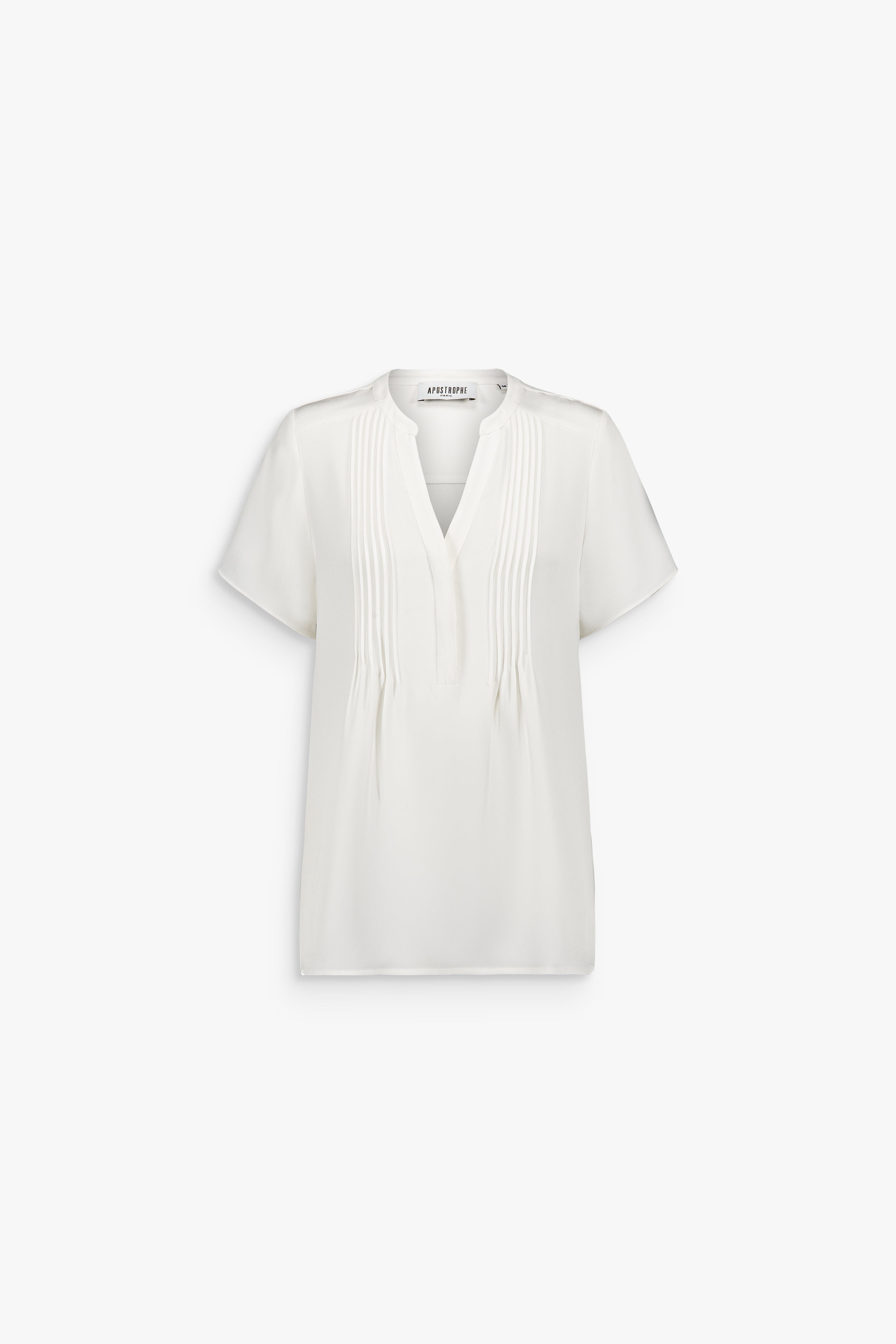 Blouse en soie blanc cassé à manches papillon, rehaussée de plis fins sur le devant.