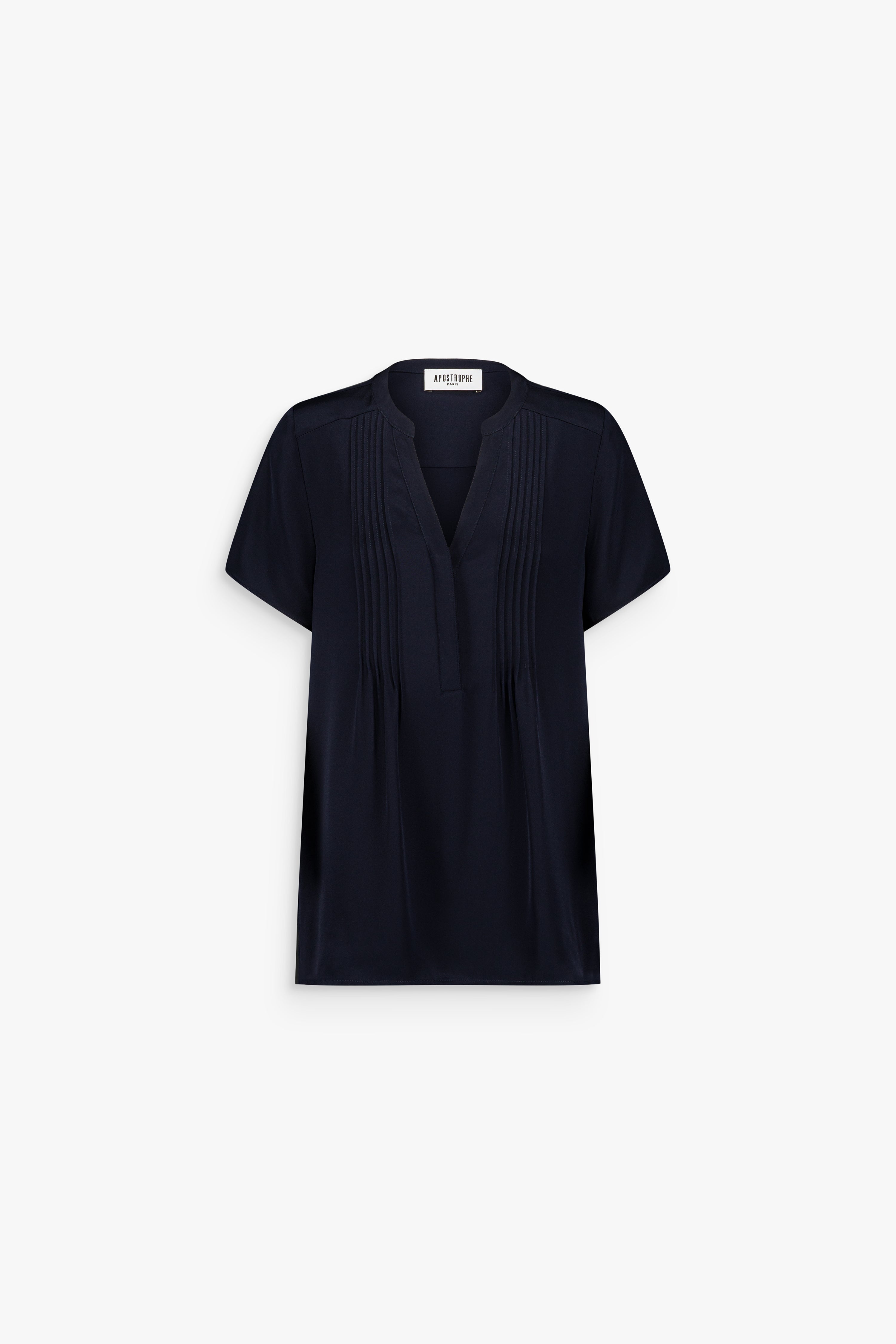 Blouse en soie marine à manches papillon, rehaussée de plis fins sur le devant.