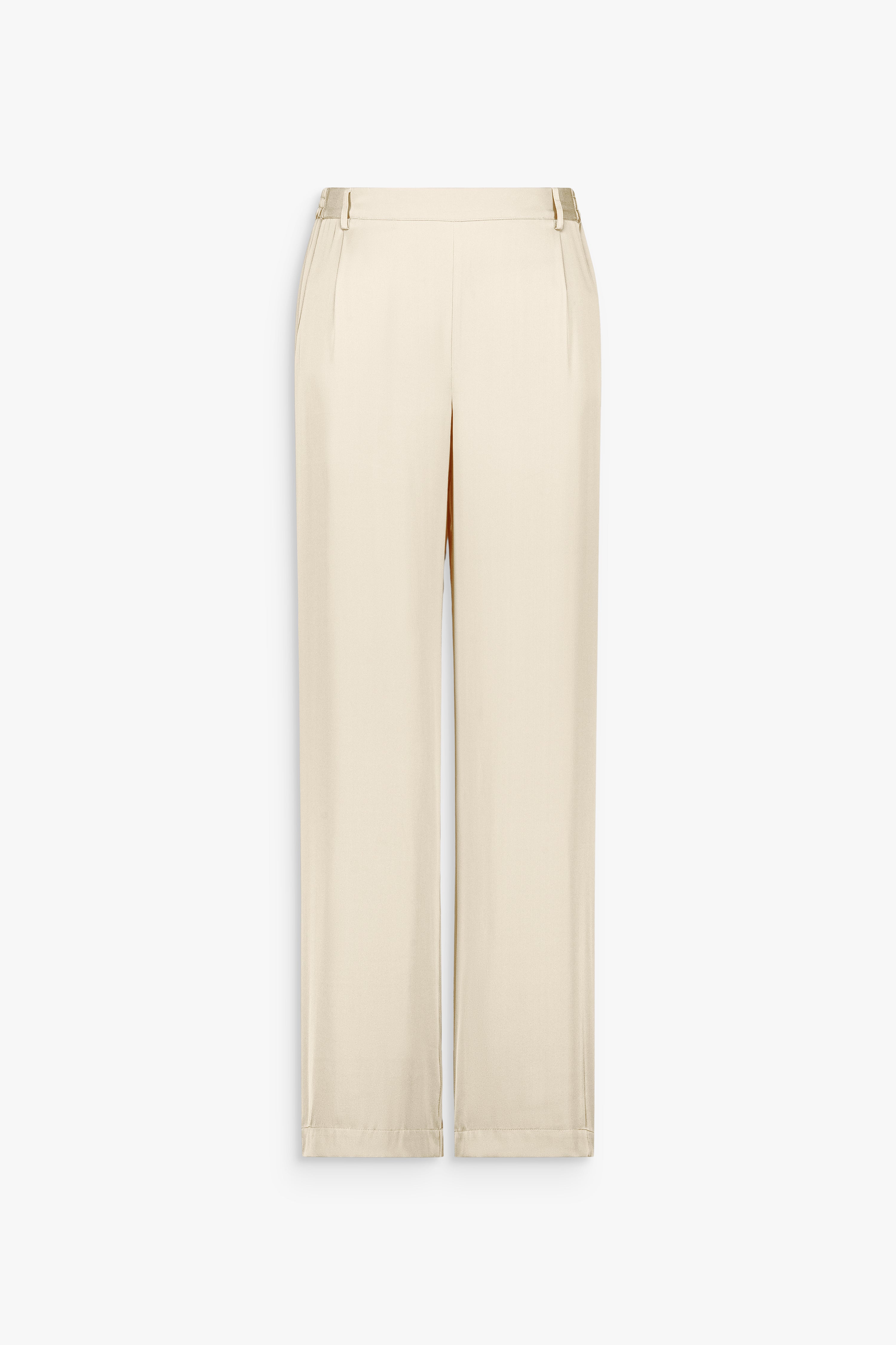 Pantalon droit en soie jaune clair avec taille froncée et ligne fluide.
