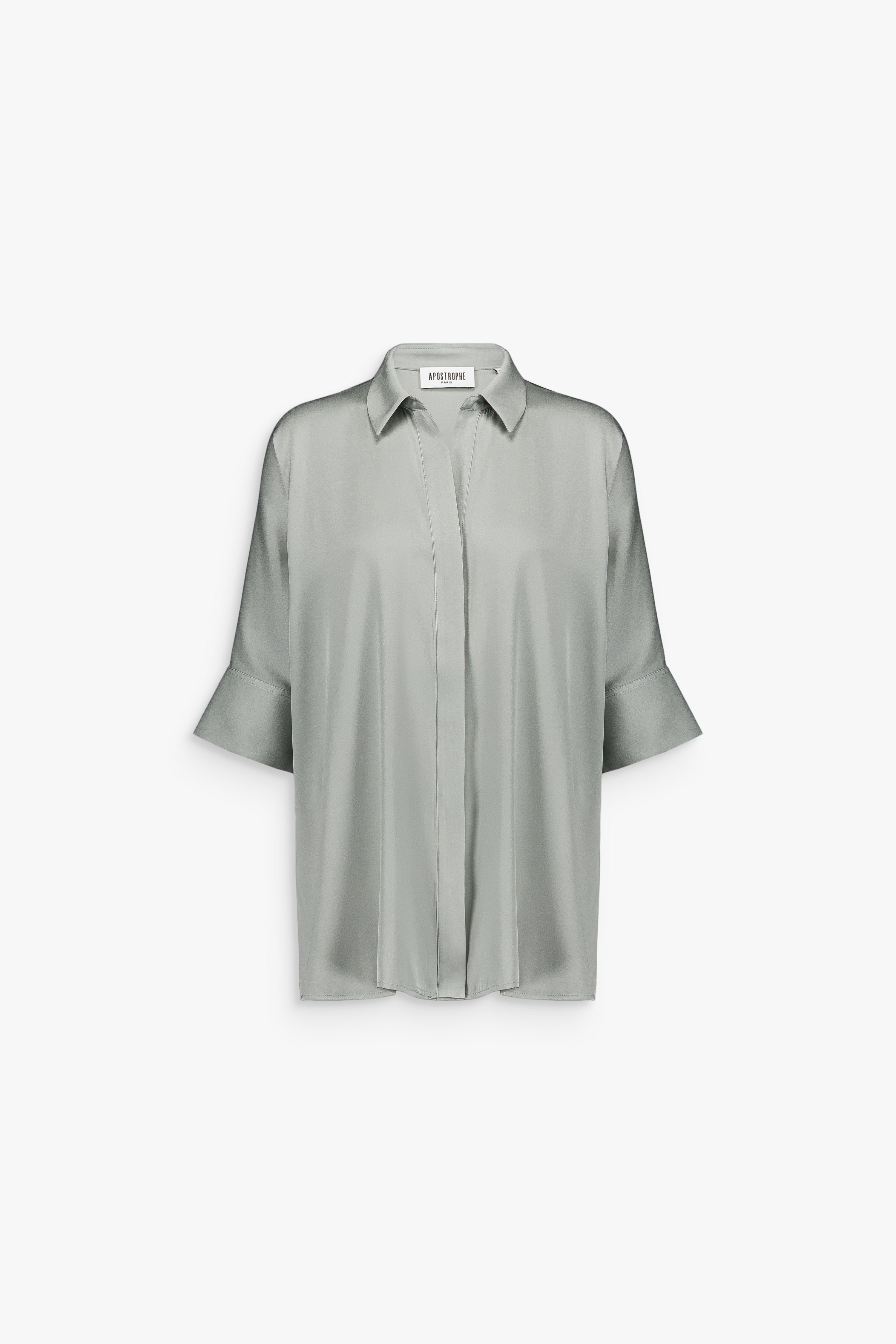 Chemise tunique oversize en soie sauge avec col classique et patte de boutonnage dissimulée.