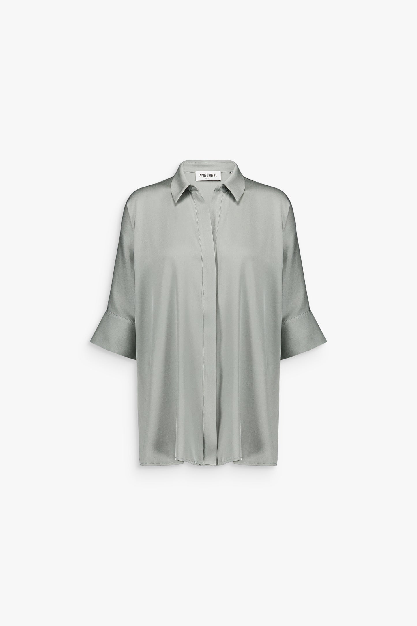 Chemise tunique oversize en soie sauge avec col classique et patte de boutonnage dissimulée.