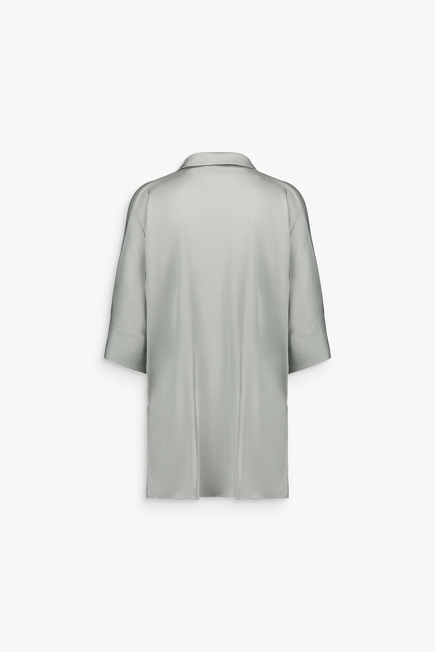 Chemise oversize en soie sauge à la ligne épurée avec patte de boutonnage dissimulée.