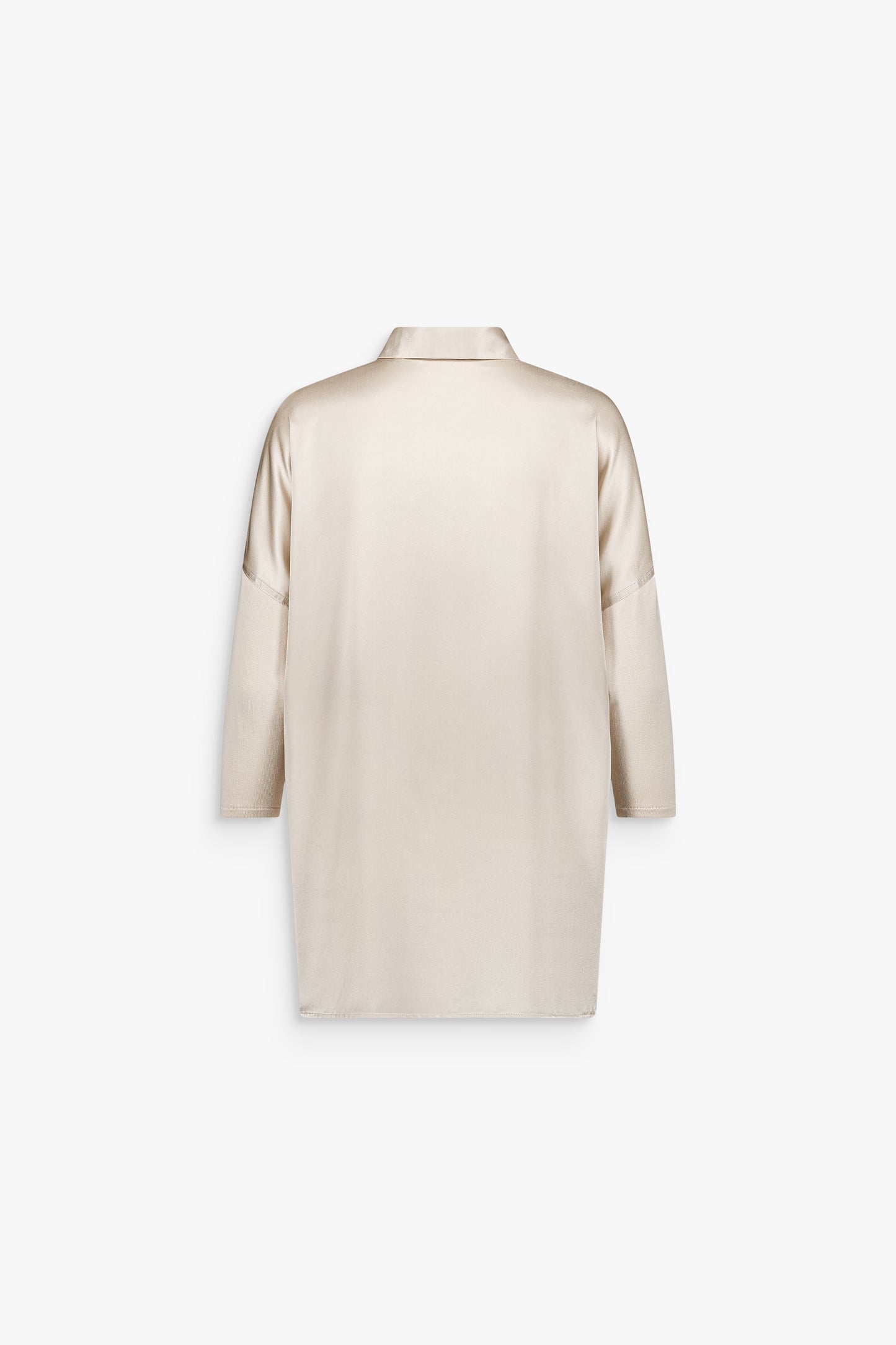 Chemise oversize en soie couleur béton avec col classique et ouvertures latérales.