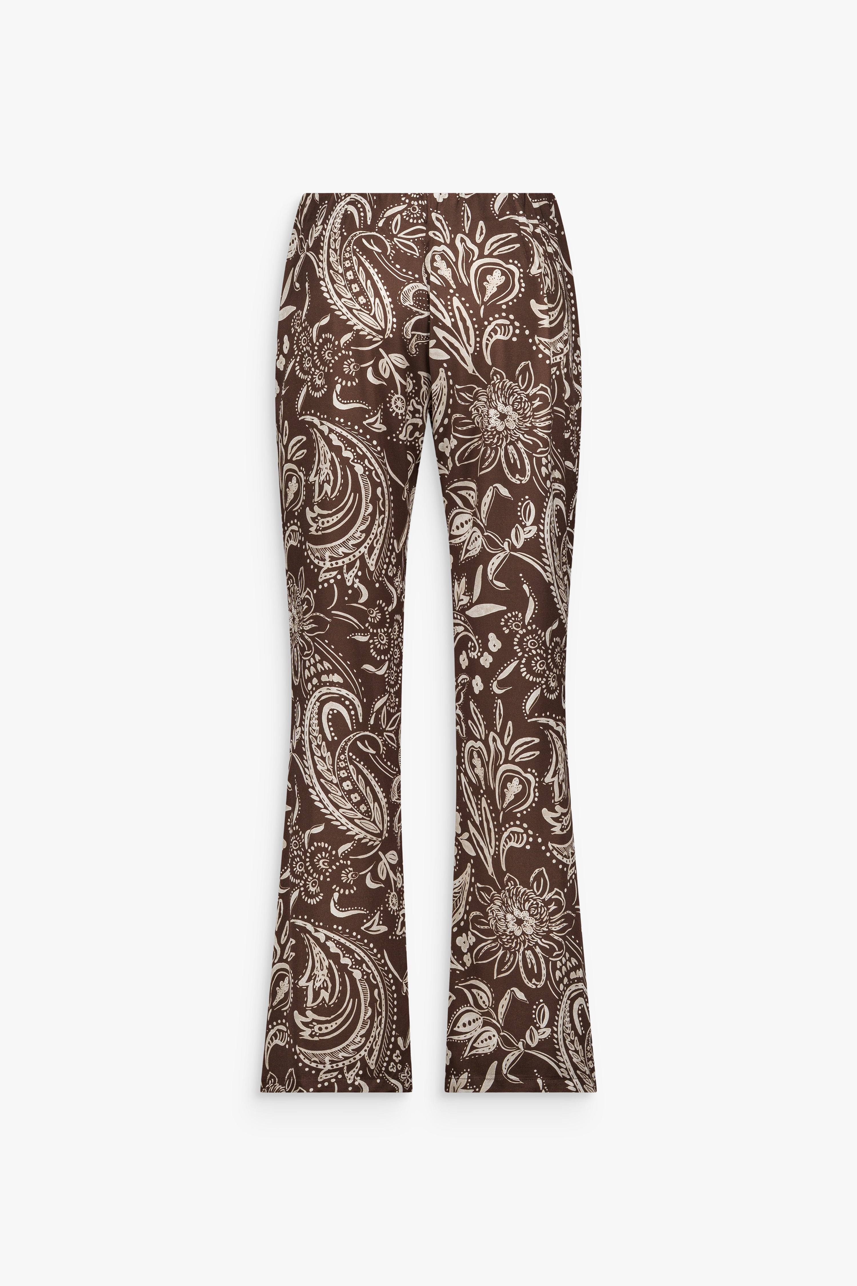 Pantalon en soie stretch marron glacé avec imprimé floral et silhouette allongée.